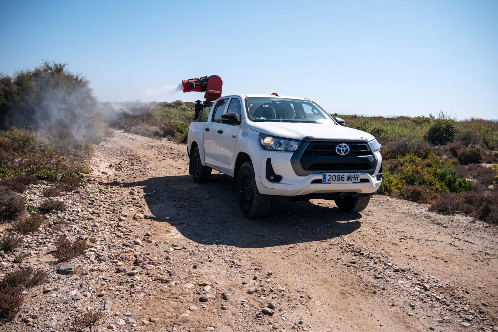 Tareas de fumigación contra los mosquitos.