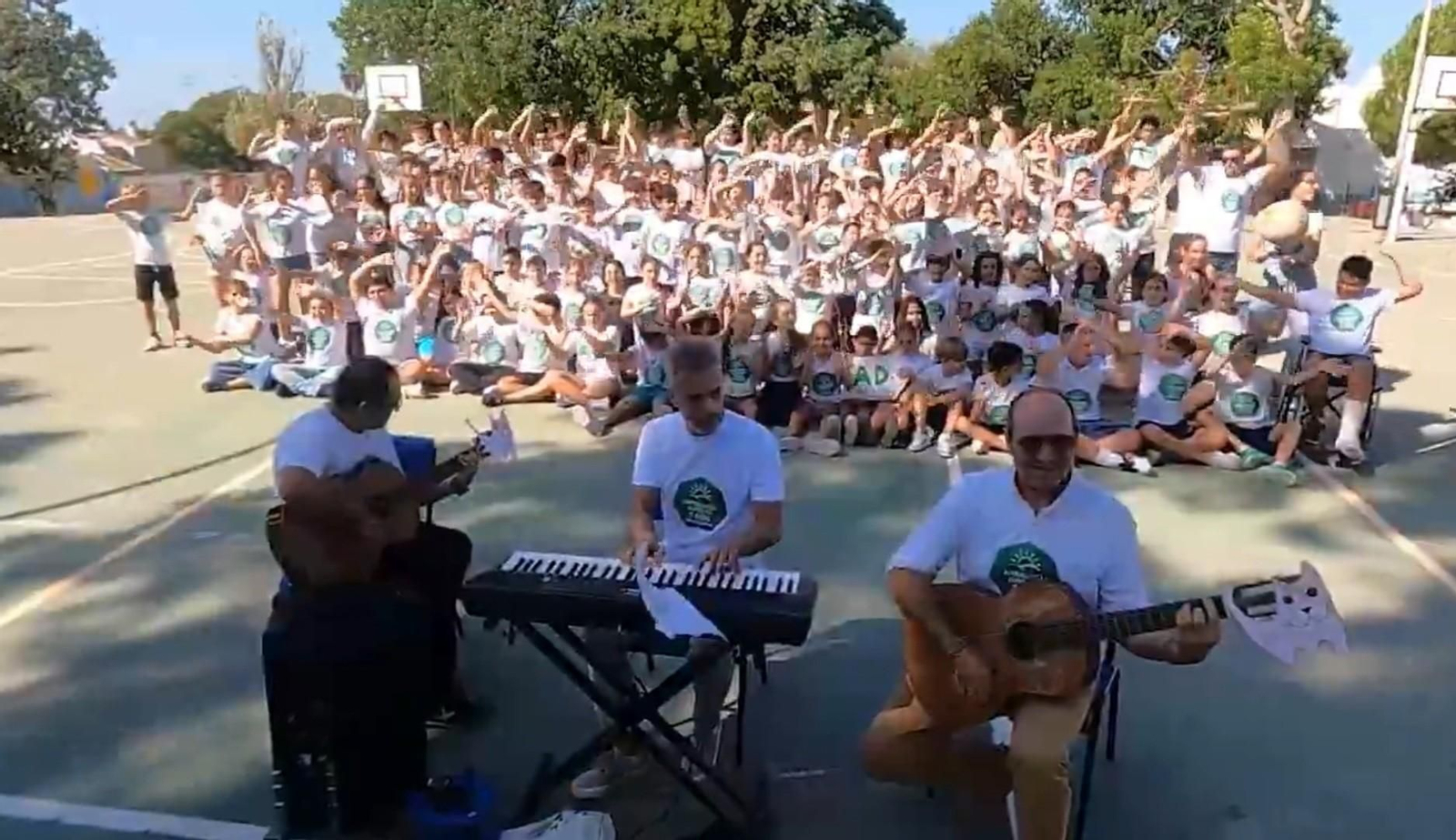 Los niños y profesores del colegio Atlántida de Chiclana en su canción a 'Andalucía Directo'