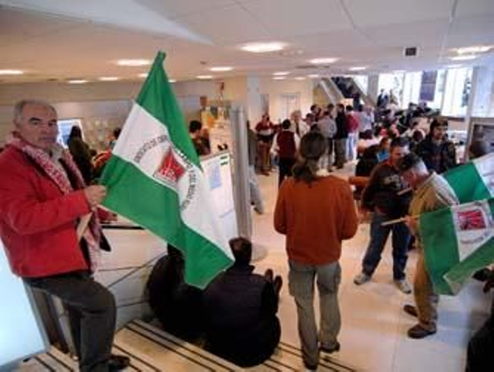 La Policía bloquea la llegada de mantas y comida a los sindicalistas encerrados La Policía bloquea la llegada de mantas y comida a los sindicalistas encerrados