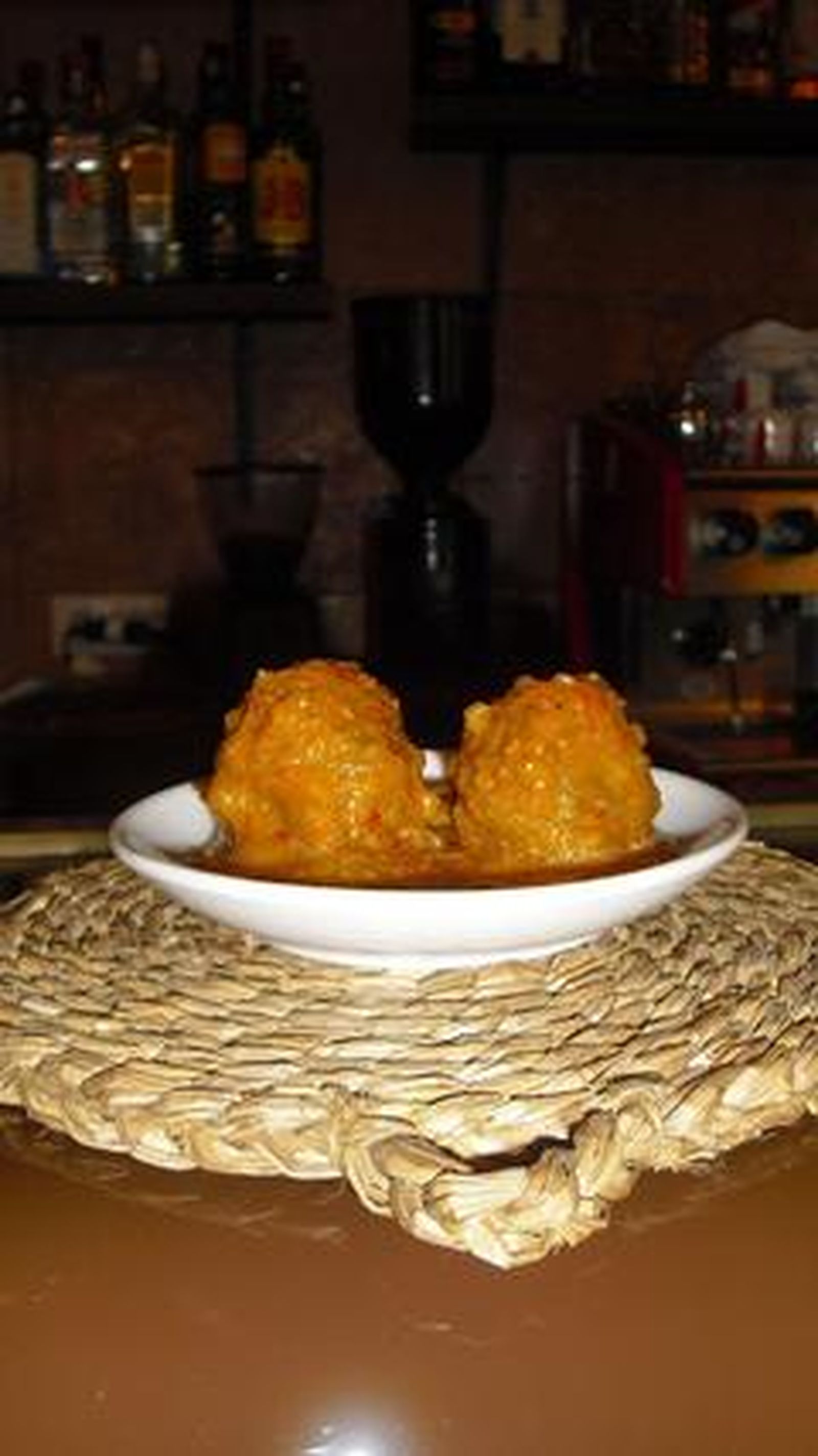 Taberna Mitjana

Lleva apenas un año abierta al público y su especialidad es el tapeo. En la Taberna Mitjana una tapita cuesta entre 1,80 y 2 euros, siendo las albóndigas en salsa de almendras su plato estrella. las rebanadas y los enrollados son también de lo más demandado mientras el comensal disfruta de una cerveza o de un vino dulce Pedro Ximénez.

Calle Calderería, 7.