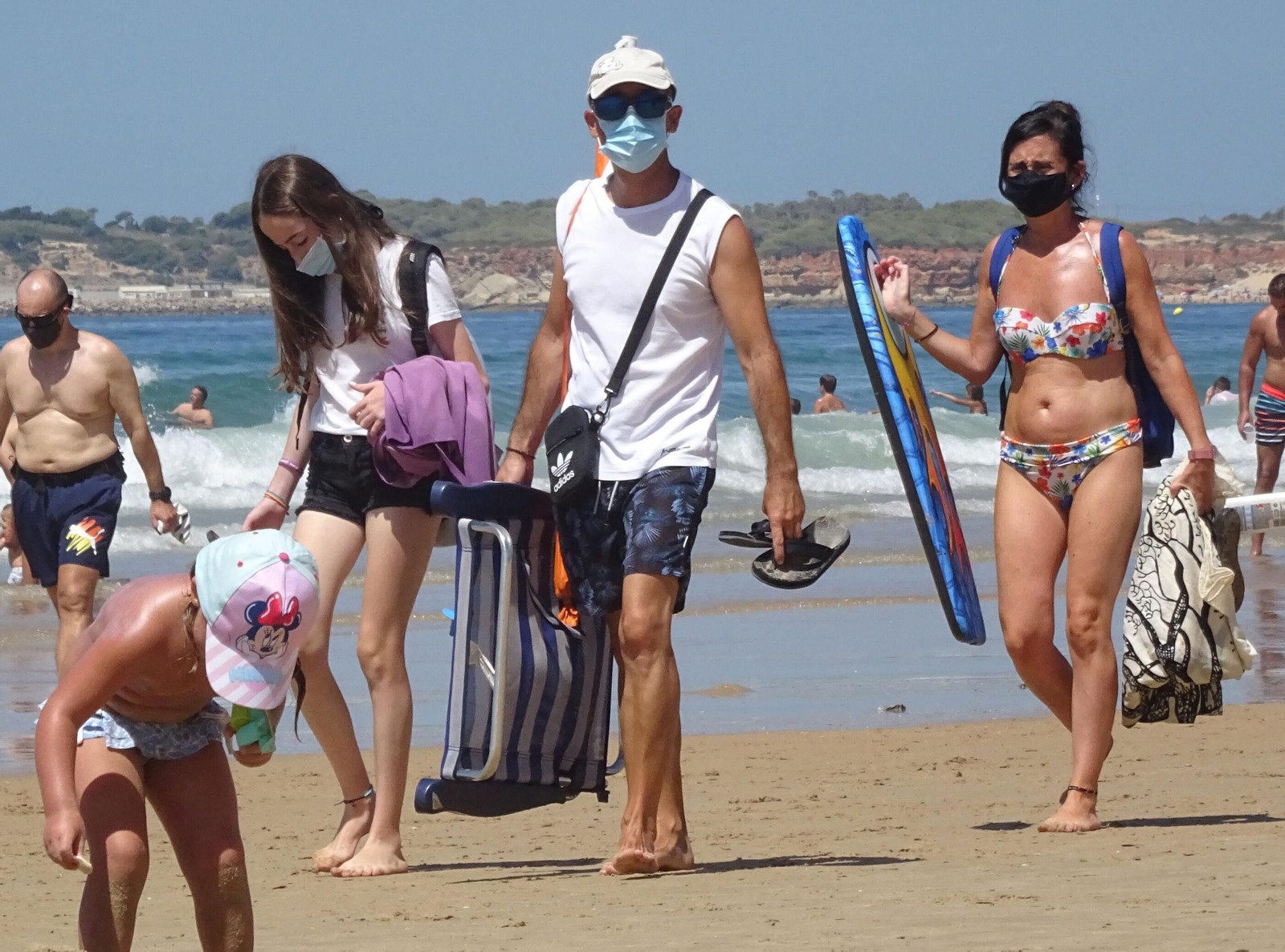 Playeros gaditanos con sus mascarilla anti covid