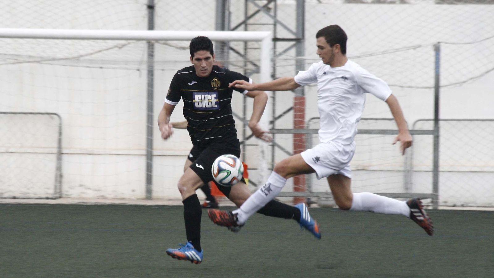 Los Molinos, en la imagen ante el Villacarrillo en un encuentro de la 13-14, coincidió ese curso en Tercera con el Huércal y el Español del Alquián