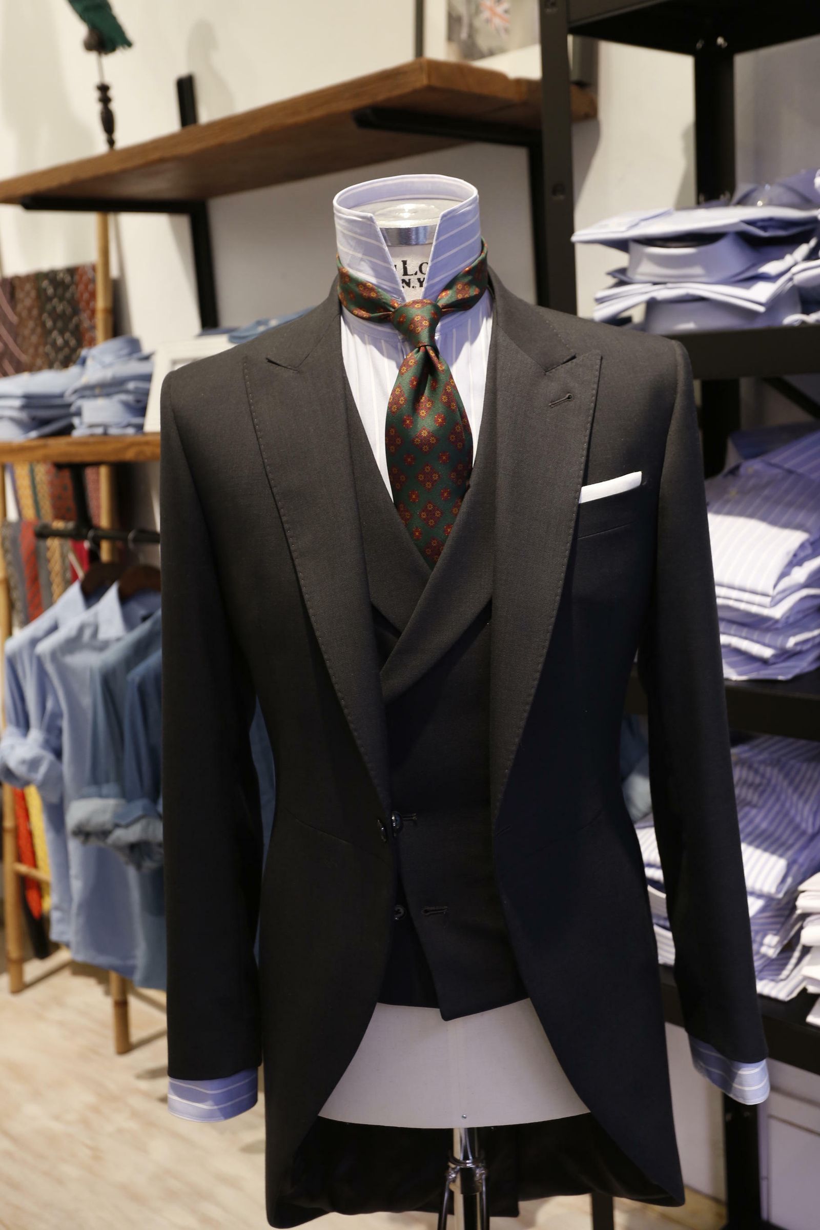 Los chaqués están disponibles para alquilar o para la venta.