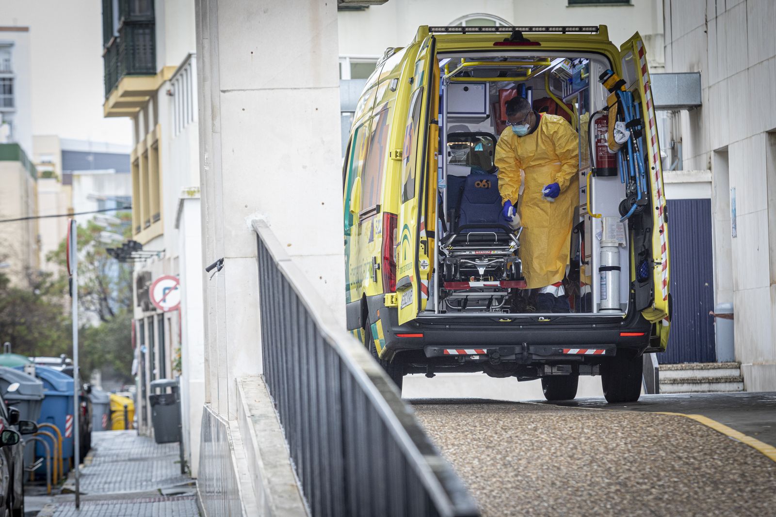 Personal sanitario en las urgencias del hospital Puerta del Mar