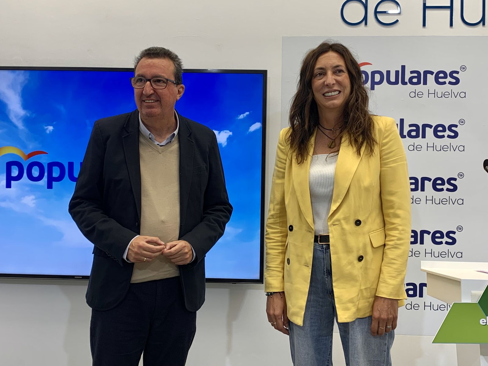 Manuel Andrés González junto a Loles López.