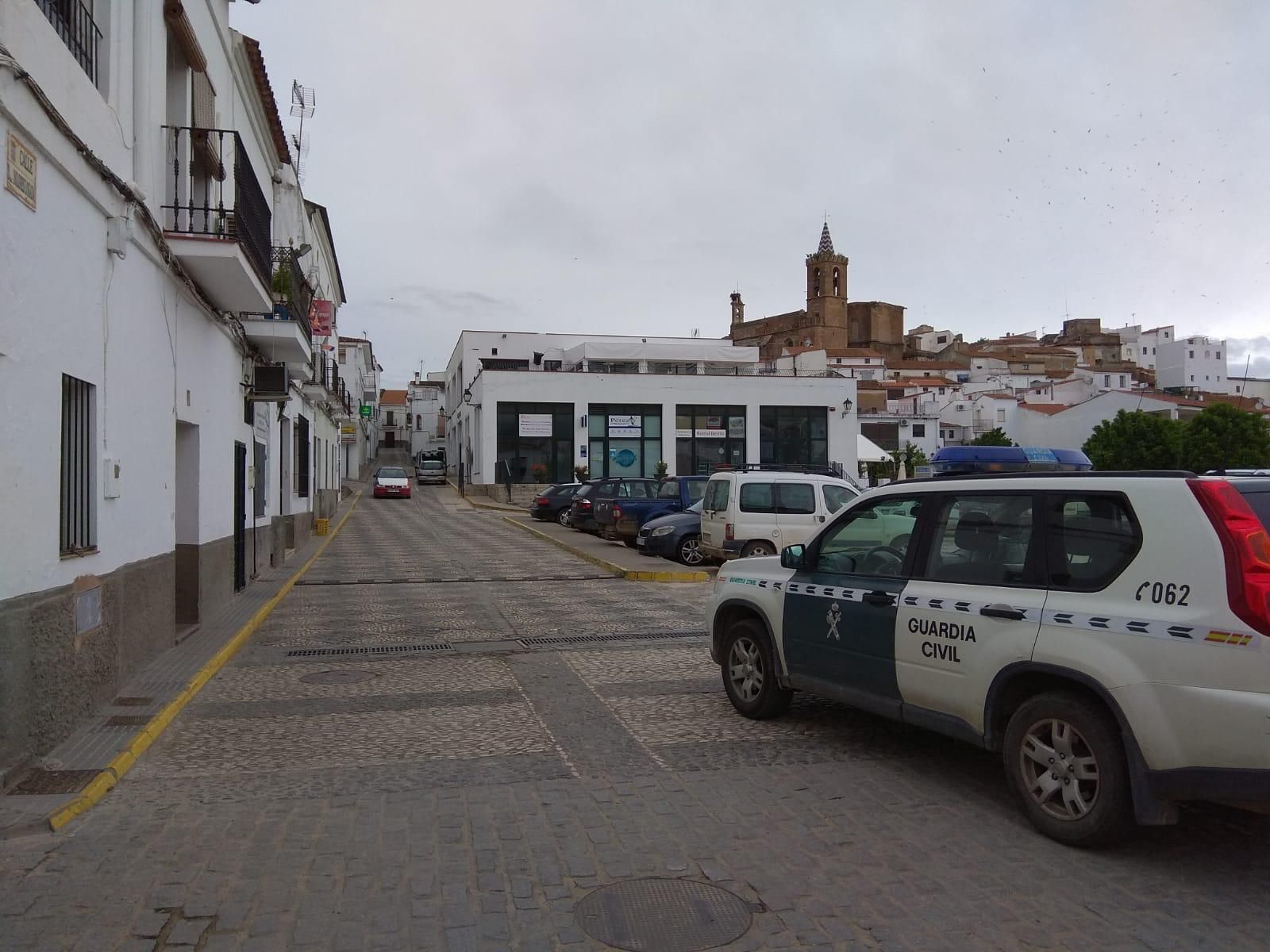 La Guardia Civil en la localidad serrana de Aroche.