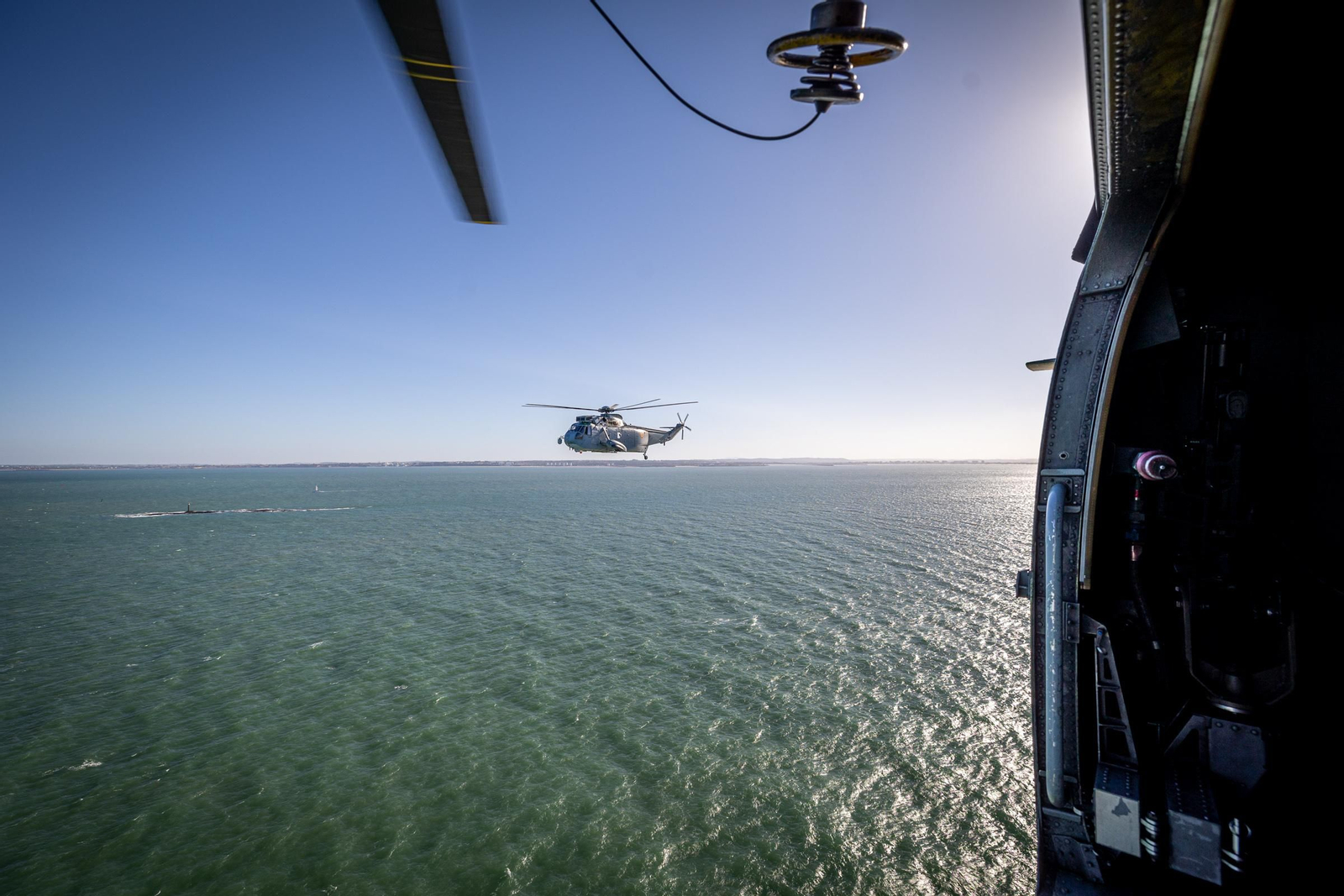 Imágenes del vuelo de despedida de los 'Sea King'  de la Quinta Escuadrilla de la FLOAN de la Armada por la Bahía de Cádiz