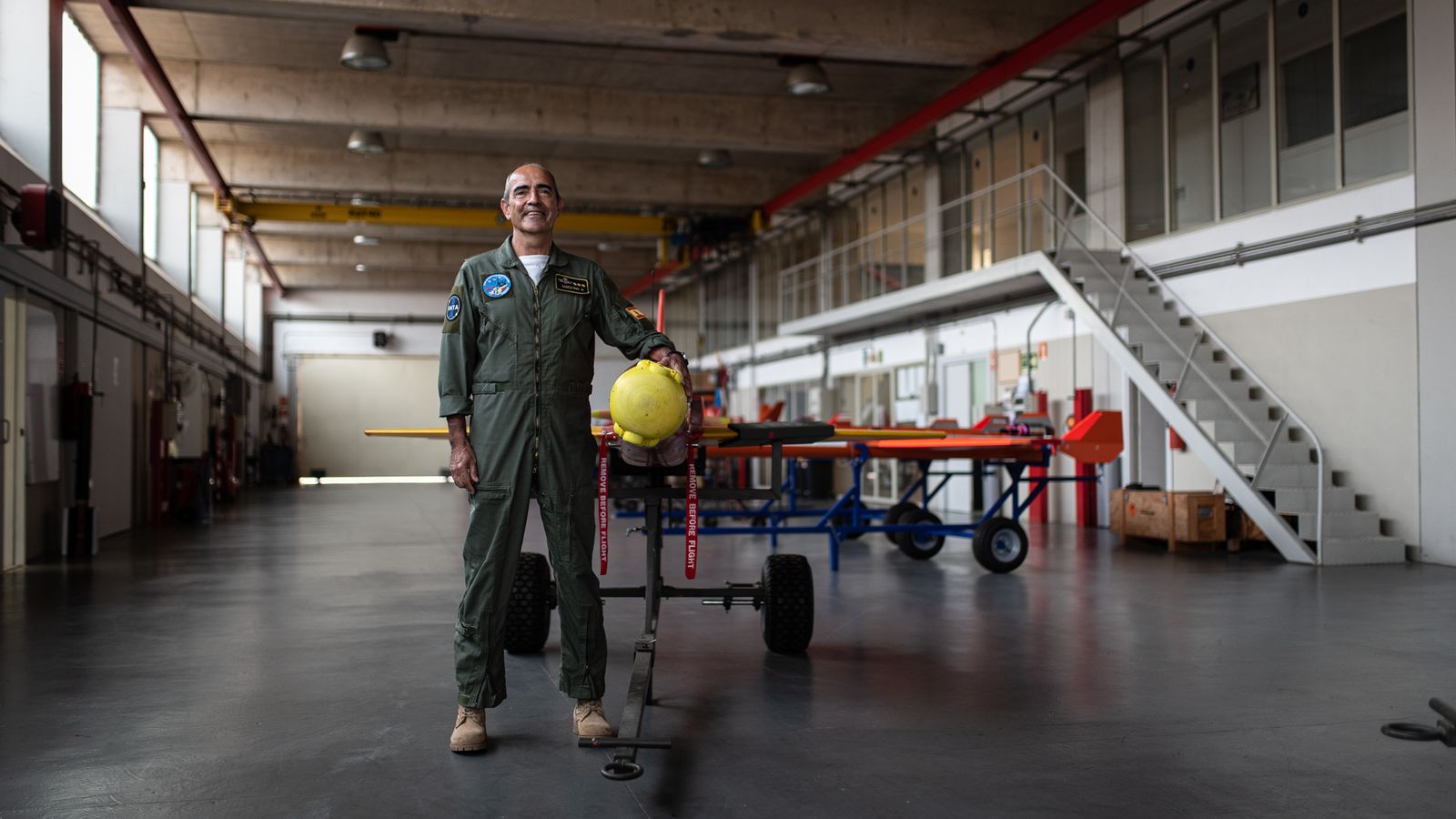El coronel Maestro en uno de los hangares donde se guardan los prototipos de ensayos.