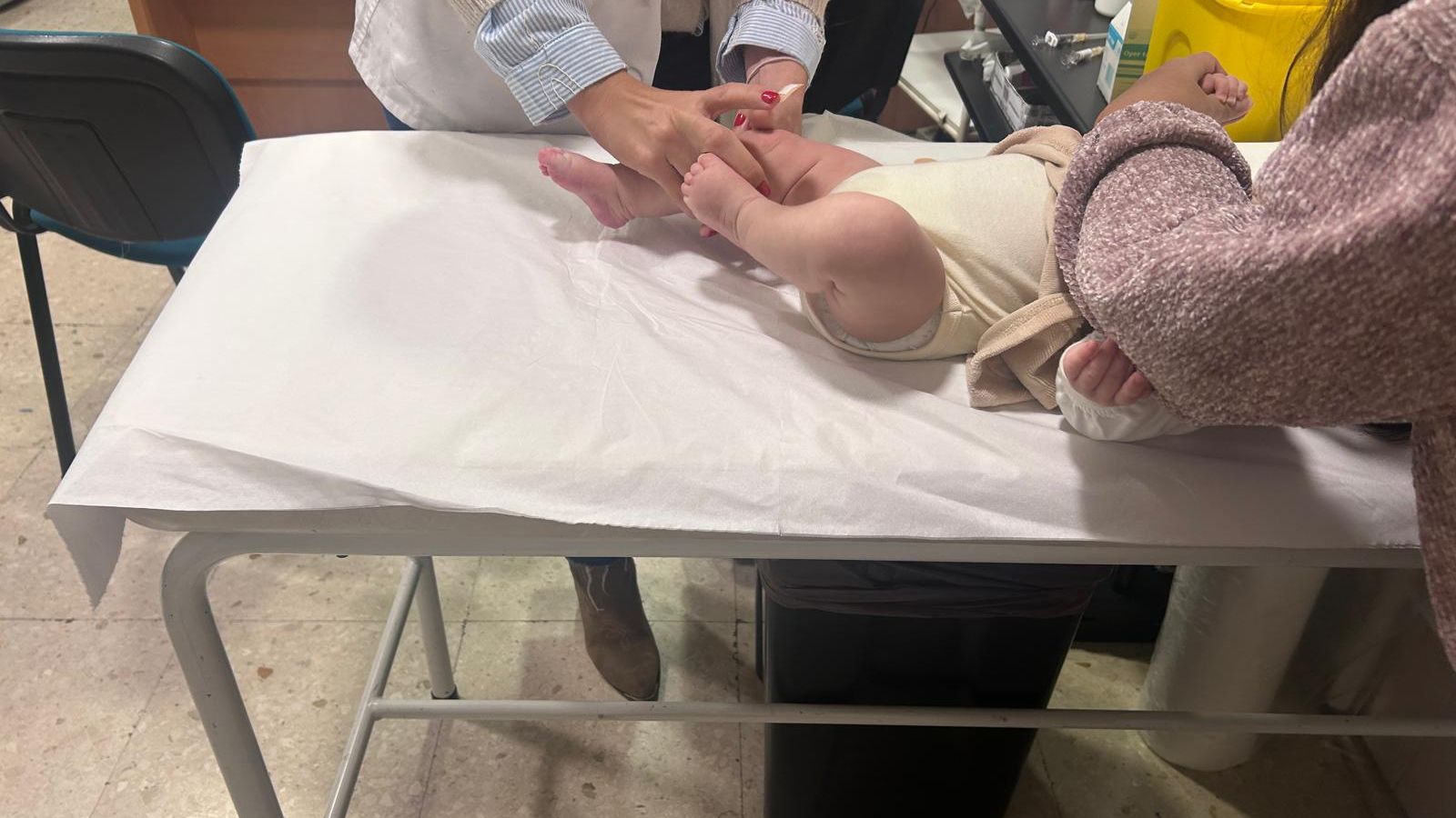 Un bebé en consulta de enfermería.