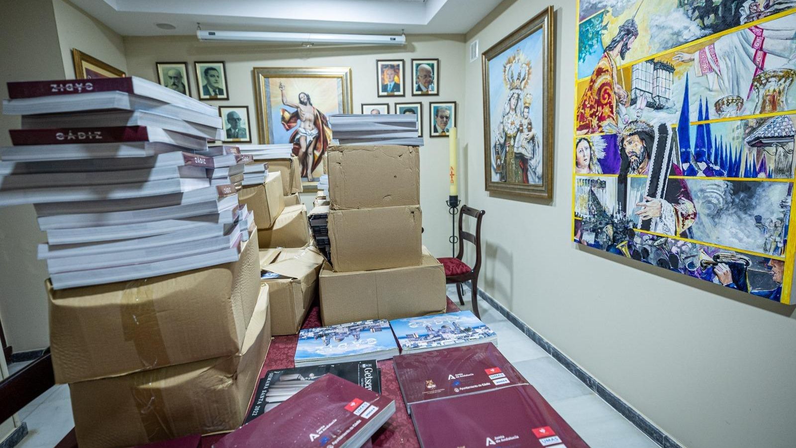 Material del Consejo de Hermandades puesto a recaudo por la filtración de agua.