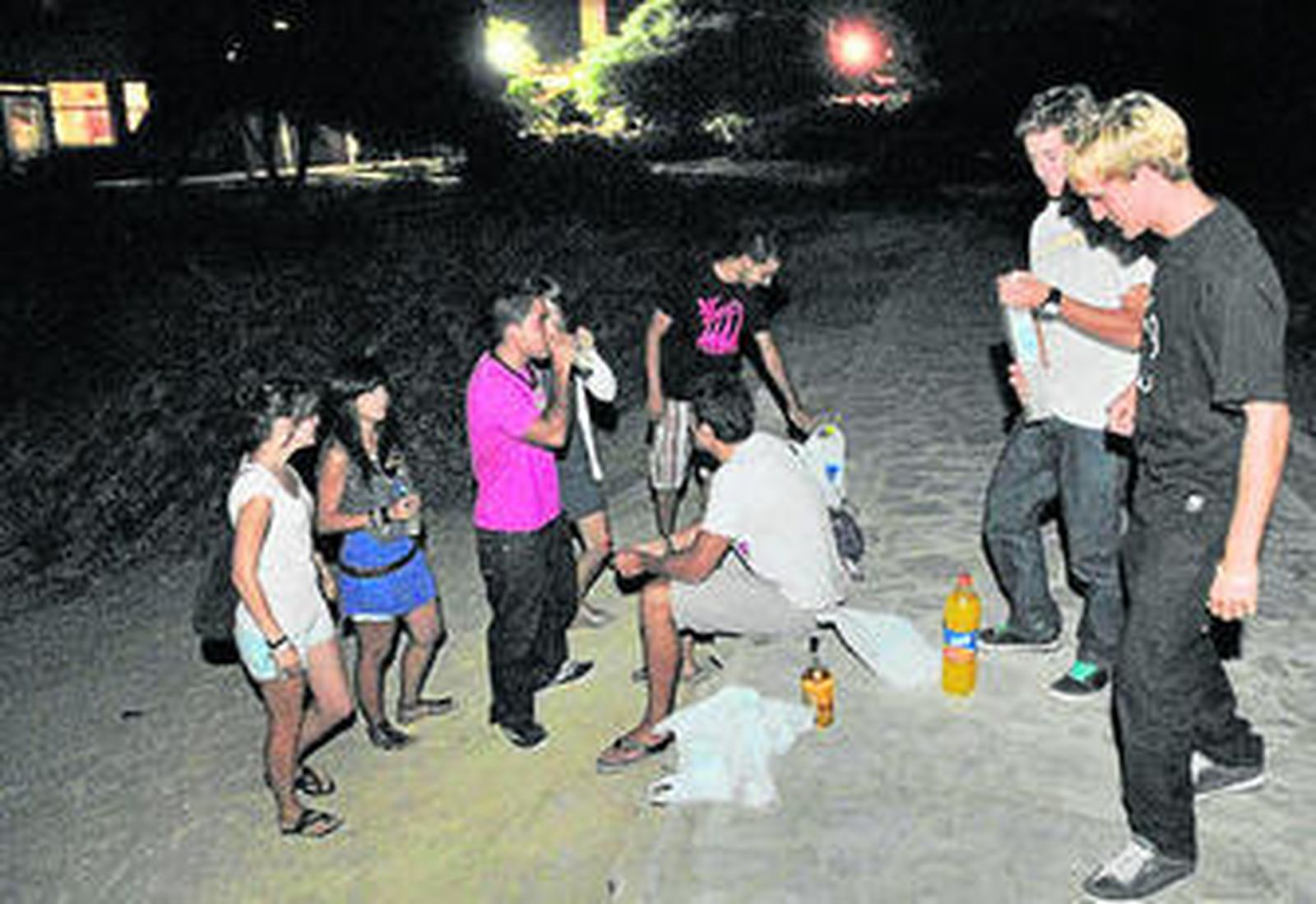 Un grupo de jóvenes realizando un botellón.