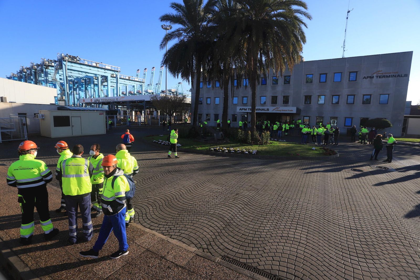 Trabajadores de APM Terminals, durante uno de los paros.