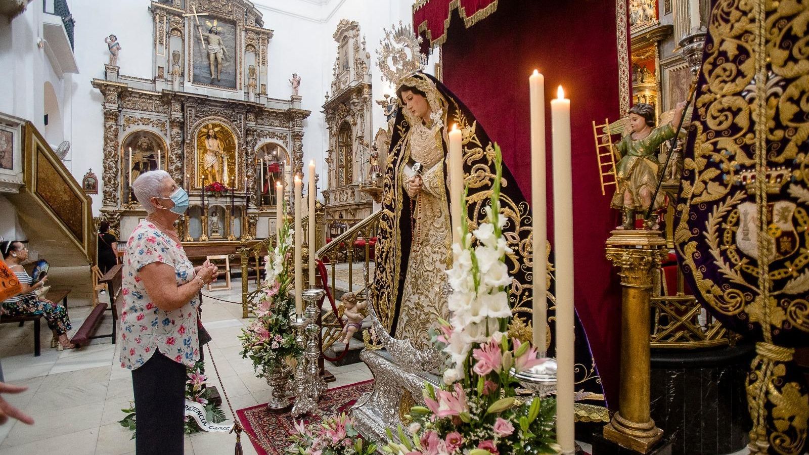 La Virgen de las Lágrimas de Columna ha sido repuesta el culto este jueves tras su restauración.