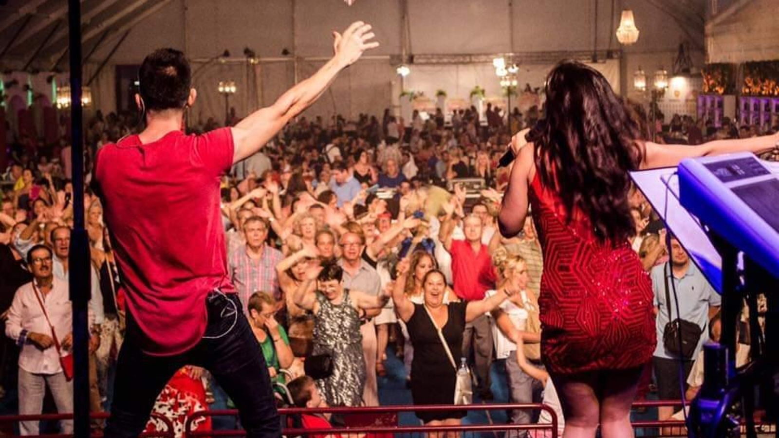 Las orquestas son clave en la diversión de las fiestas de los pueblos.