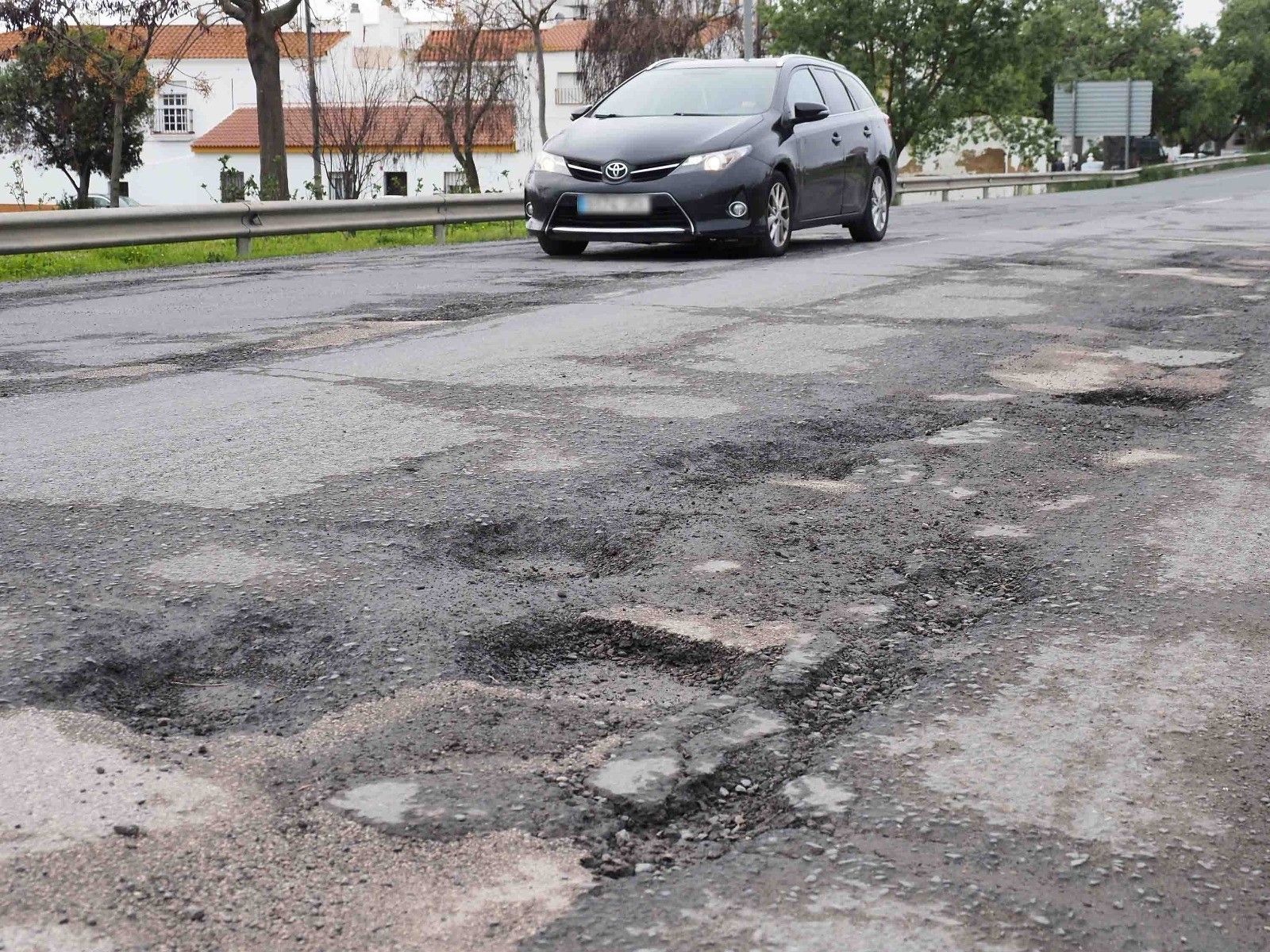 Una imagen de. estado de una carretera a su paso por el municipio onubense de Cartaya.