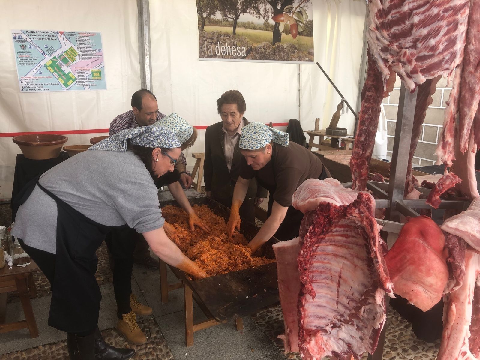 La matancera mayor, Francisca García, guía el aliño.