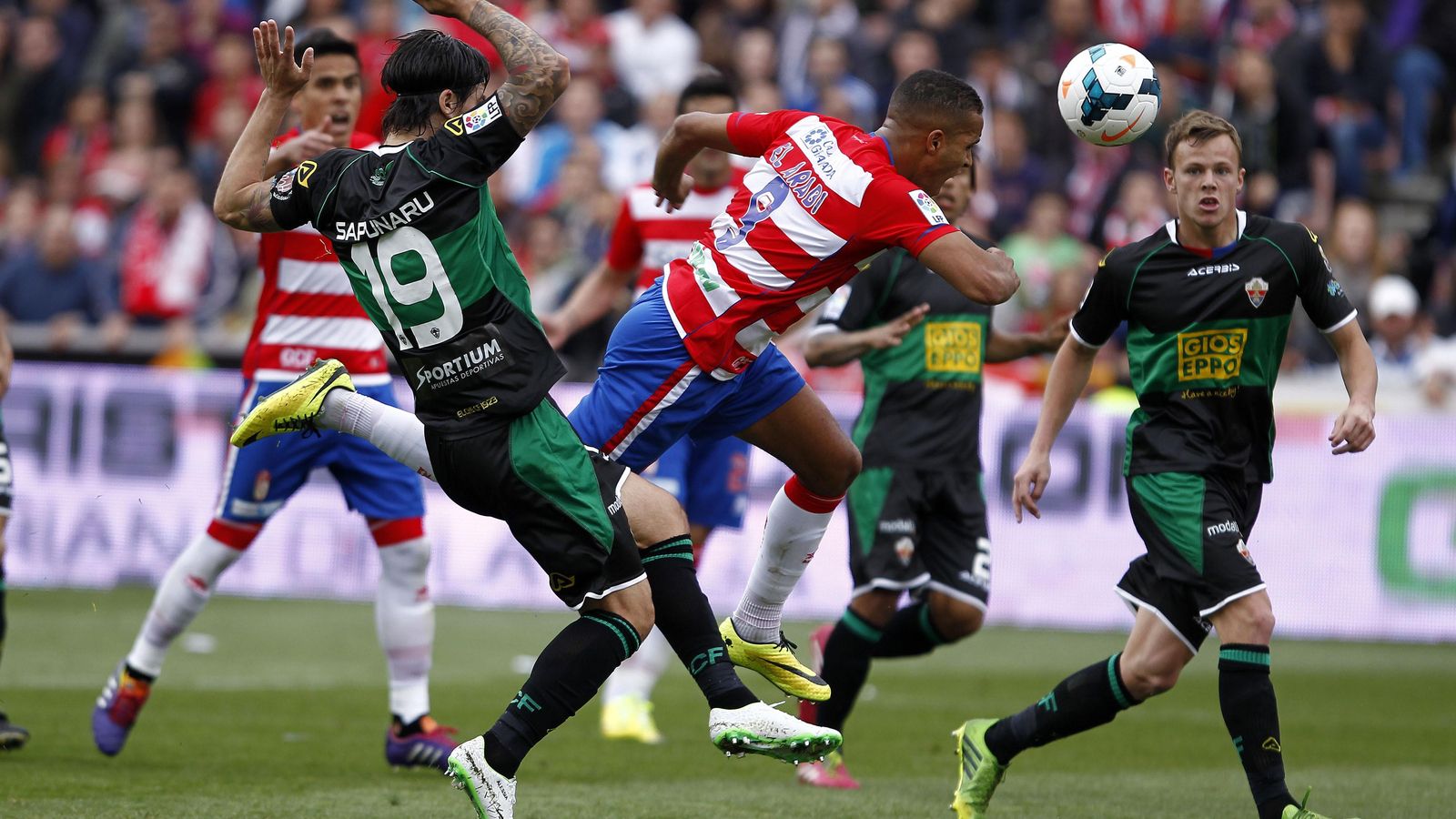 El Arabi en su etapa como jugador del Granada CF durante un partido en Los Cármenes.