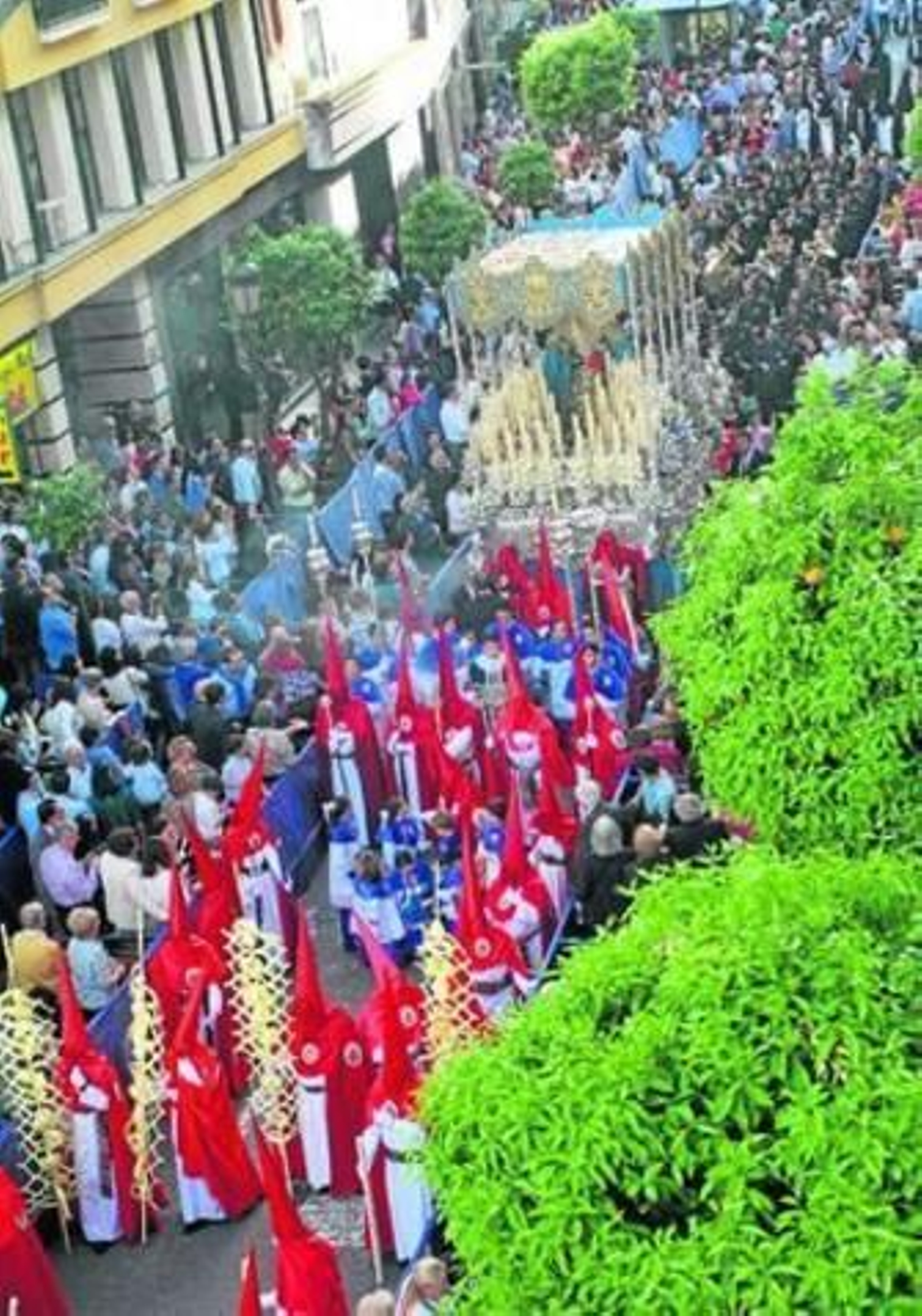 El Señor de la entrada triunfal en Jerusalén, bajando por San Pedro, rodeado de cientos de onubenses.