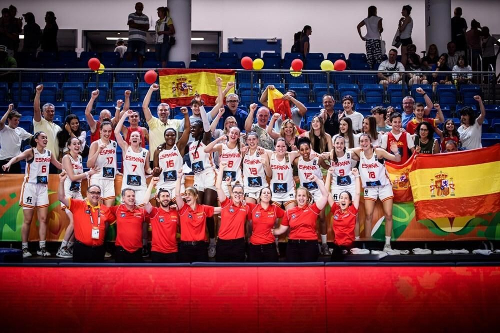 Carla Viegas, con el 13, celebra la victoria de España. Carla Viegas, con el 13, celebra la victoria de España.