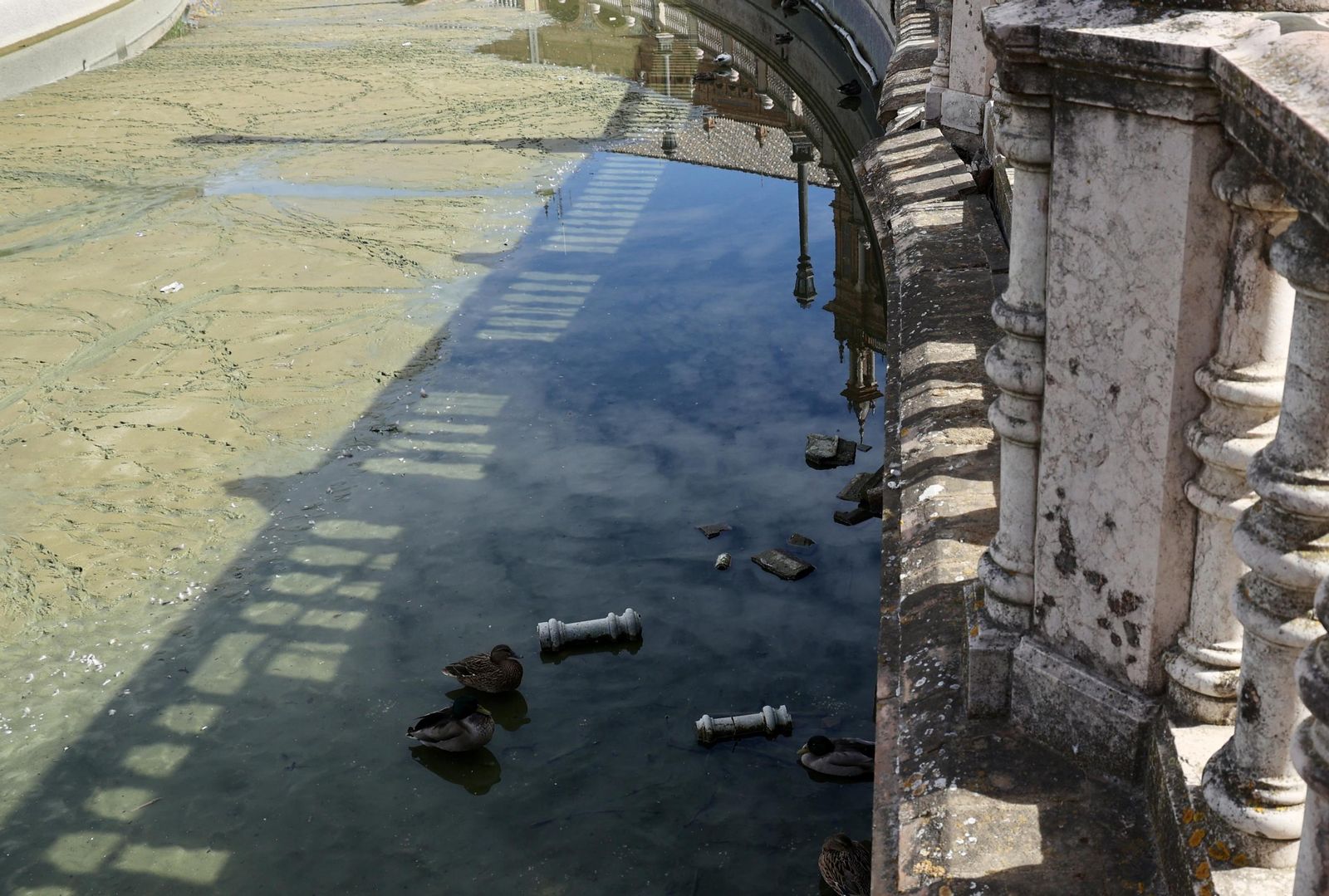 Vaciado de la ría de la Plaza de España para su liemza y restauración