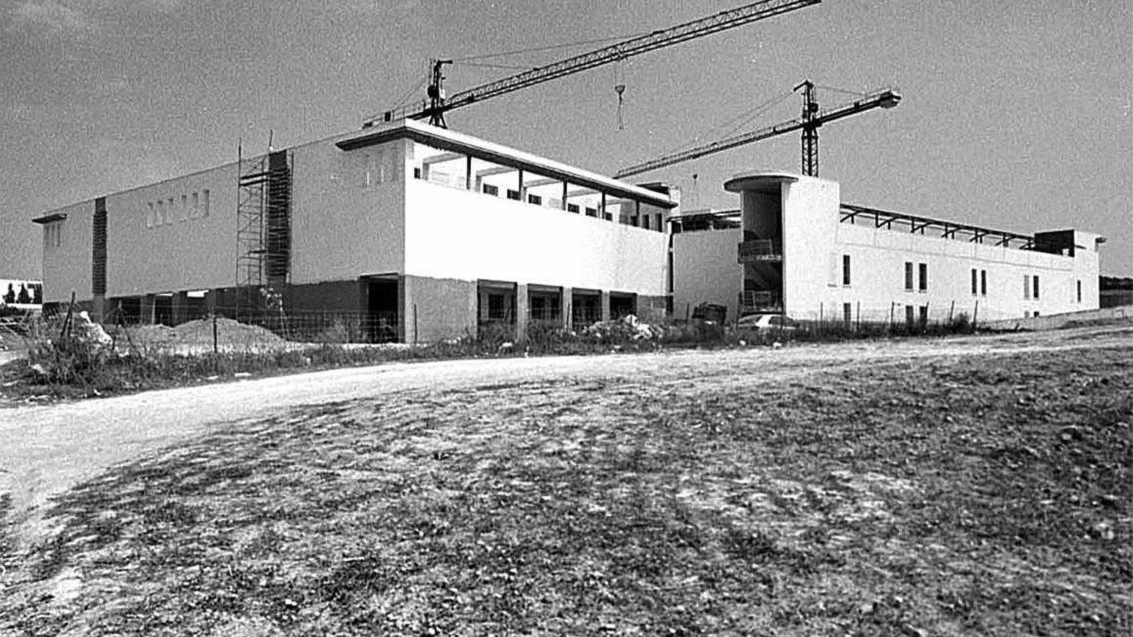Edificación del IES La Pedrera Blanca en 1999. Edificación del IES La Pedrera Blanca en 1999.