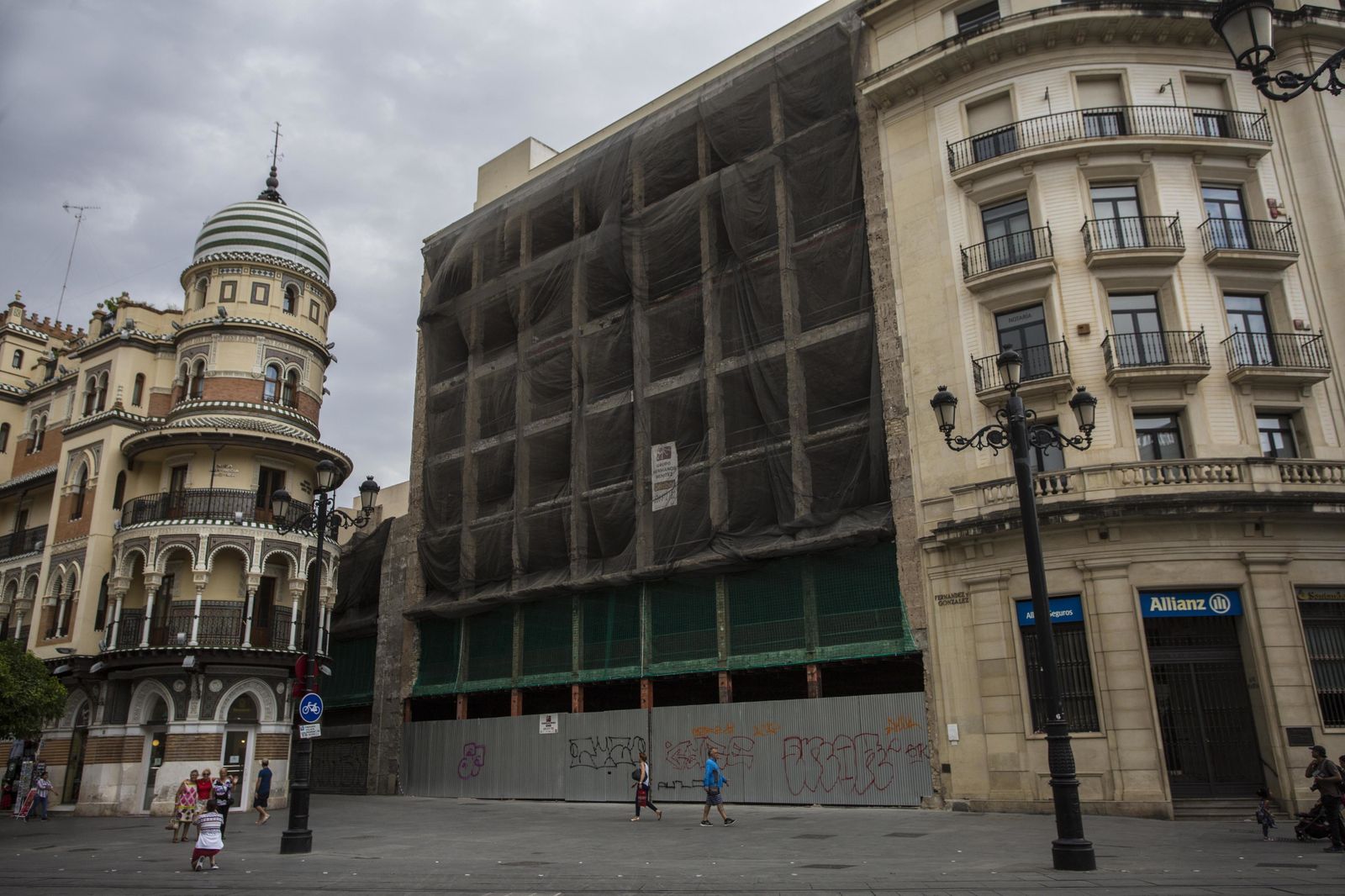 El antiguo edificio del Banco de Andalucía en la Avenida de la Constitución.