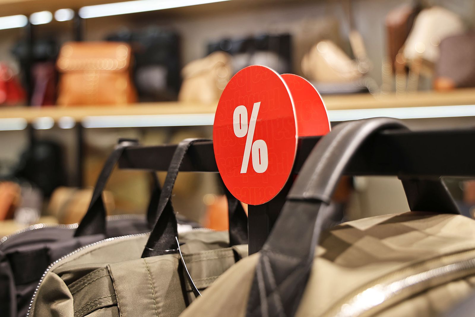 Imágenes del comienzo de las rebajas en Huelva