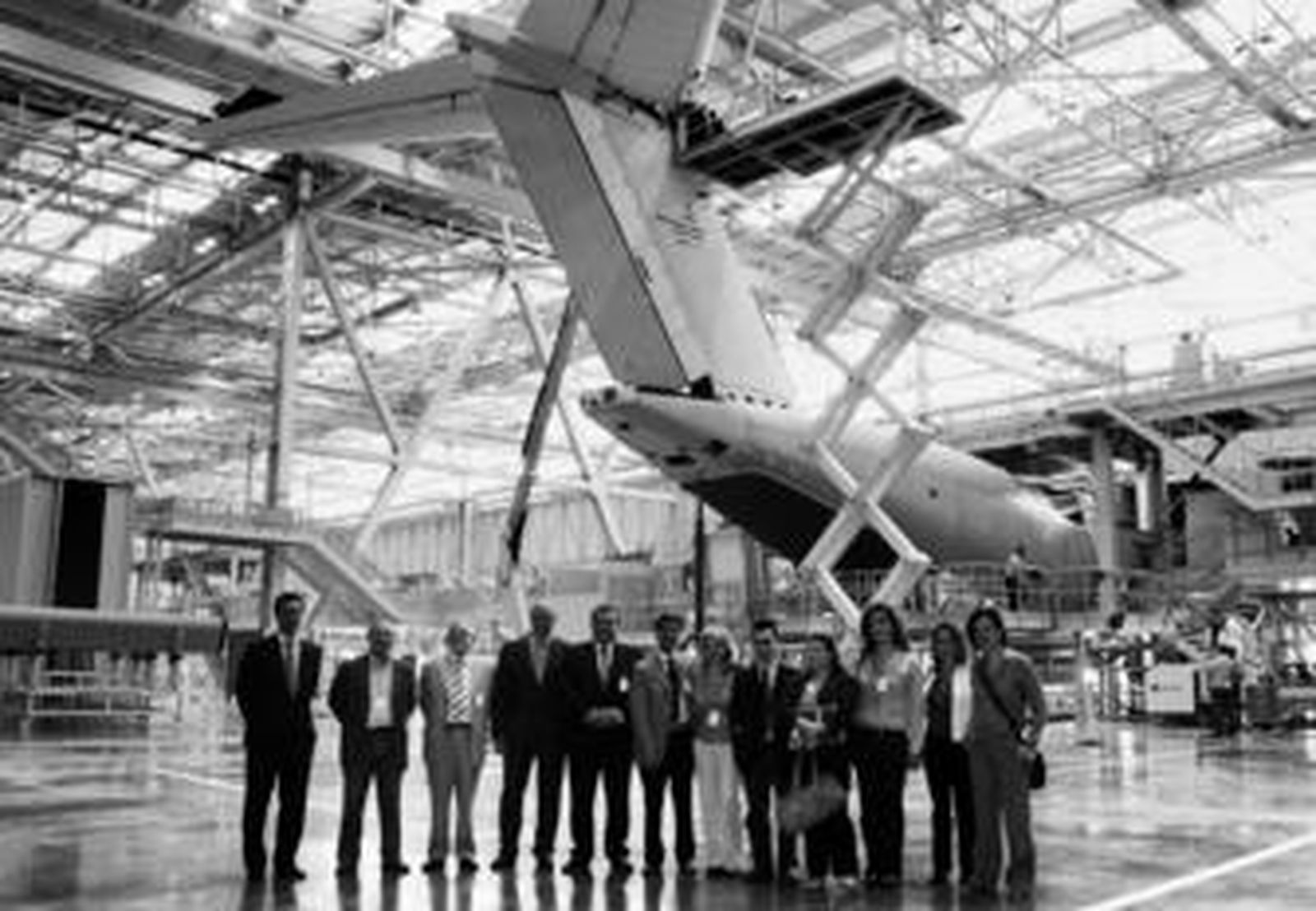 Visita de la Delegación municipal de Economía y Empleo, encabezada por Jon Ander Sánchez, a la planta de ensamblaje del A400M.