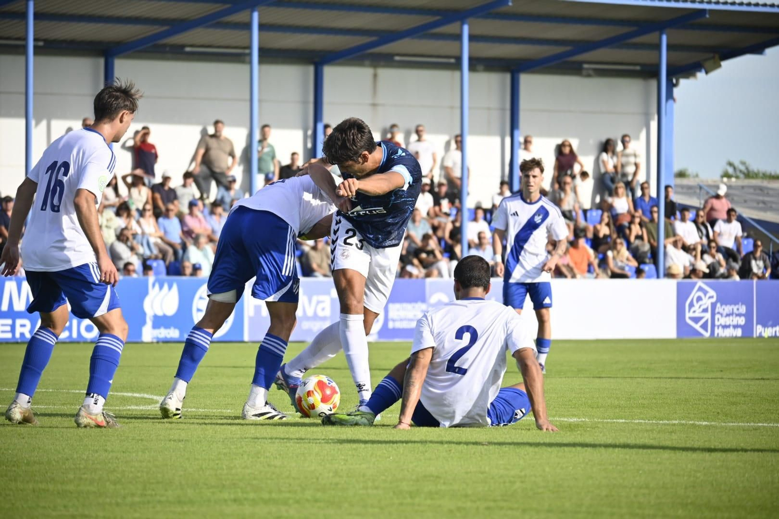 Julio Algar, rodeado de contrarios