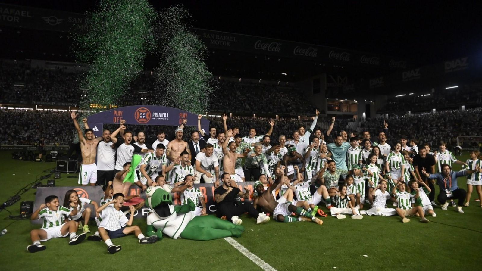 Los jugadores del Córdoba CF celebran su histórico ascenso a Segunda División en El Arcángel.