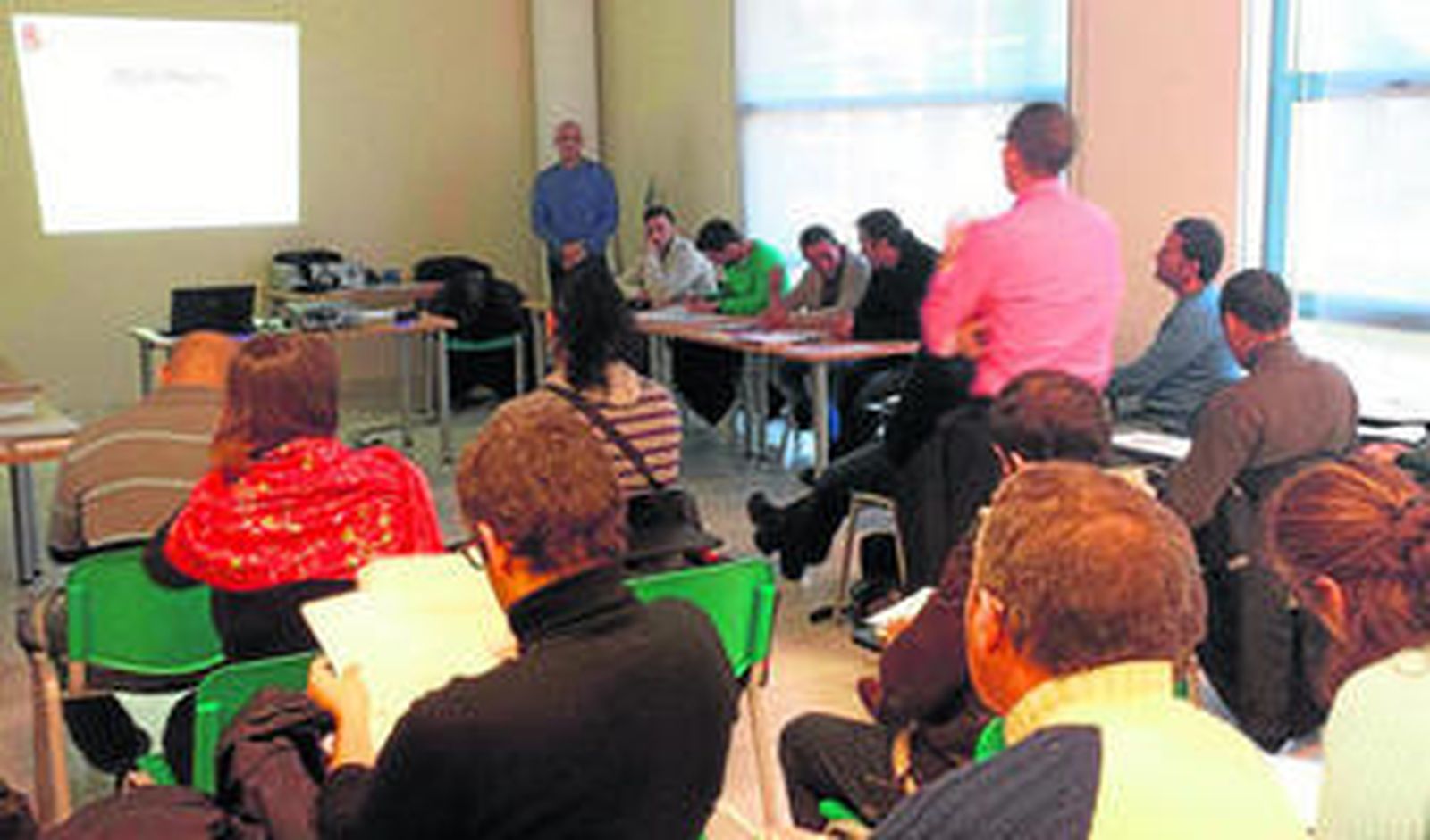 Los policías locales, el pasado jueves, en una de las sesiones del curso impartido en el centro cívico La Ranilla.