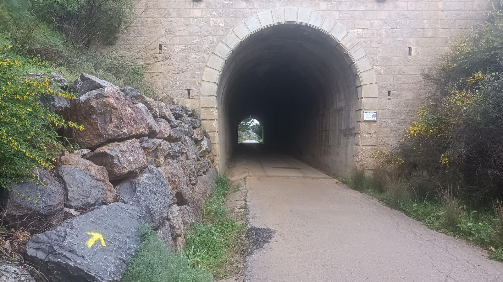 Vamos a pasar por muchos túneles. Algunos son cortos como éste.