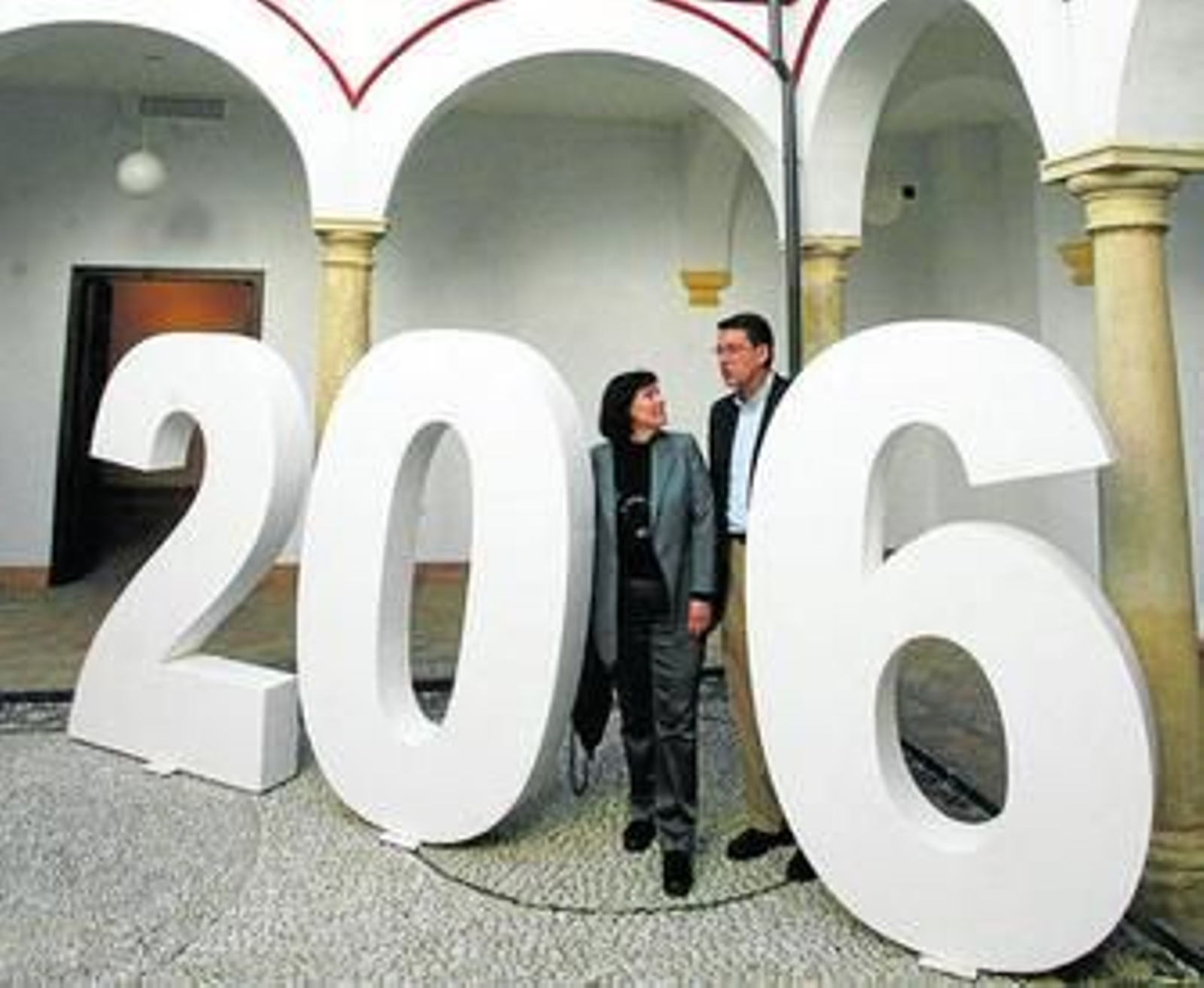 Álvarez Basso y Blanco, ayer, junto a la escultura del proyecto '16 mujeres', de Juan Jurado.