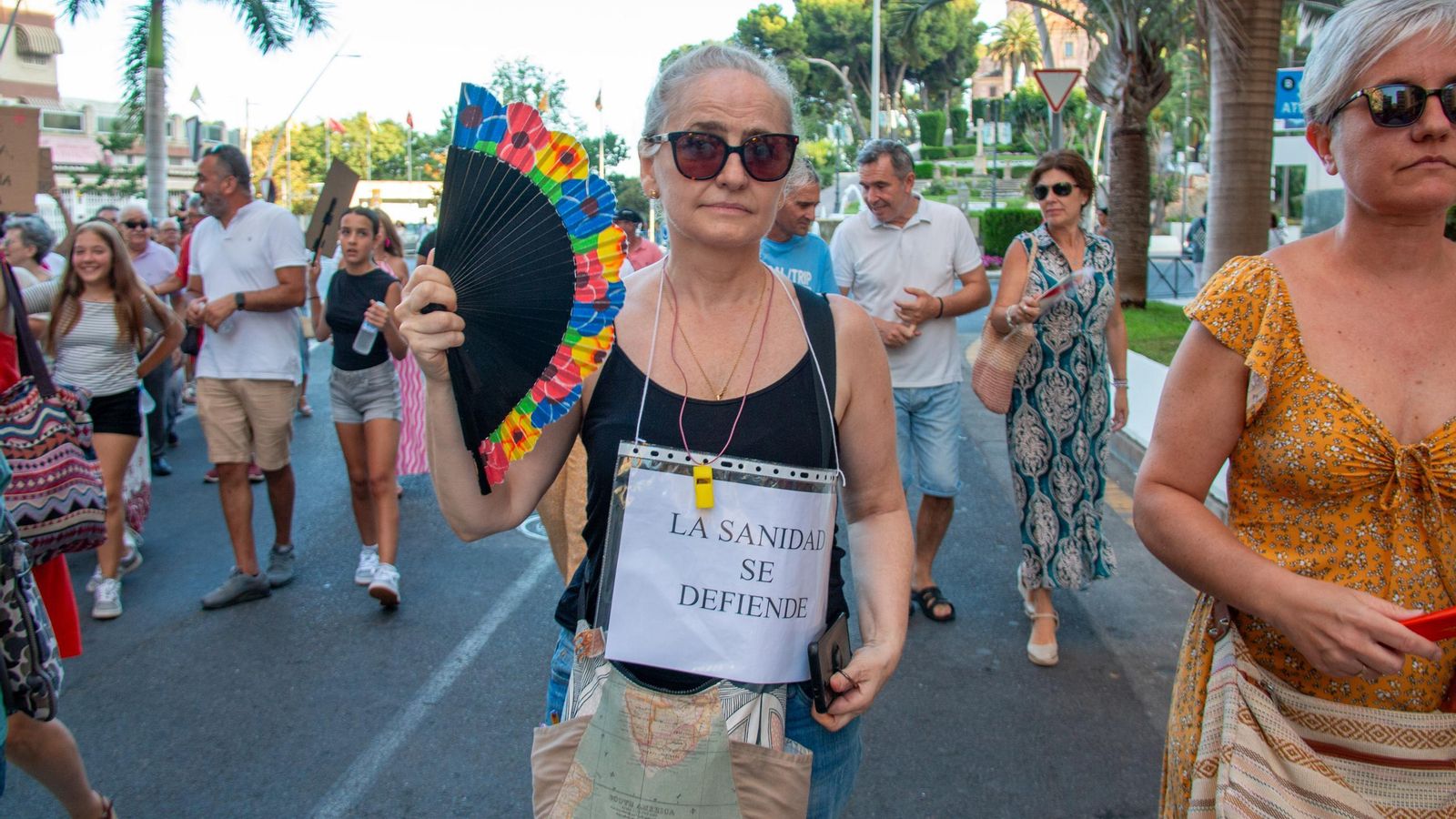 Una vecina marcha por las calles de Motril para reivindicar que la sanidad se defiende Una vecina marcha por las calles de Motril para reivindicar que la sanidad se defiende