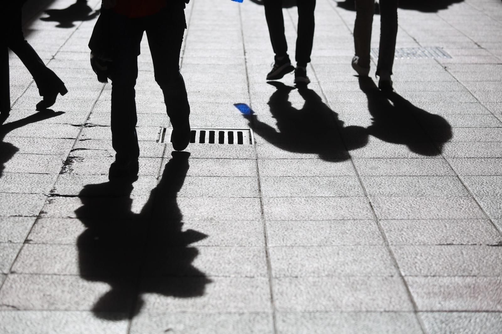 Ciudadanos paseando por una calle.