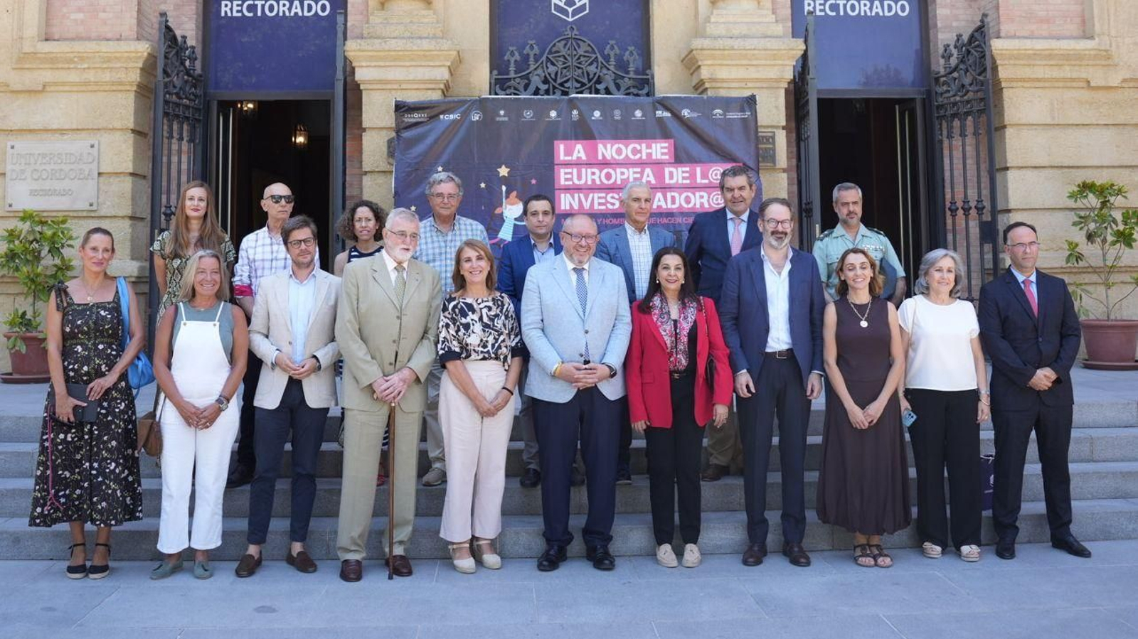Dirigentes institucionales tras la firma de la puesta en marcha de la cátedra.