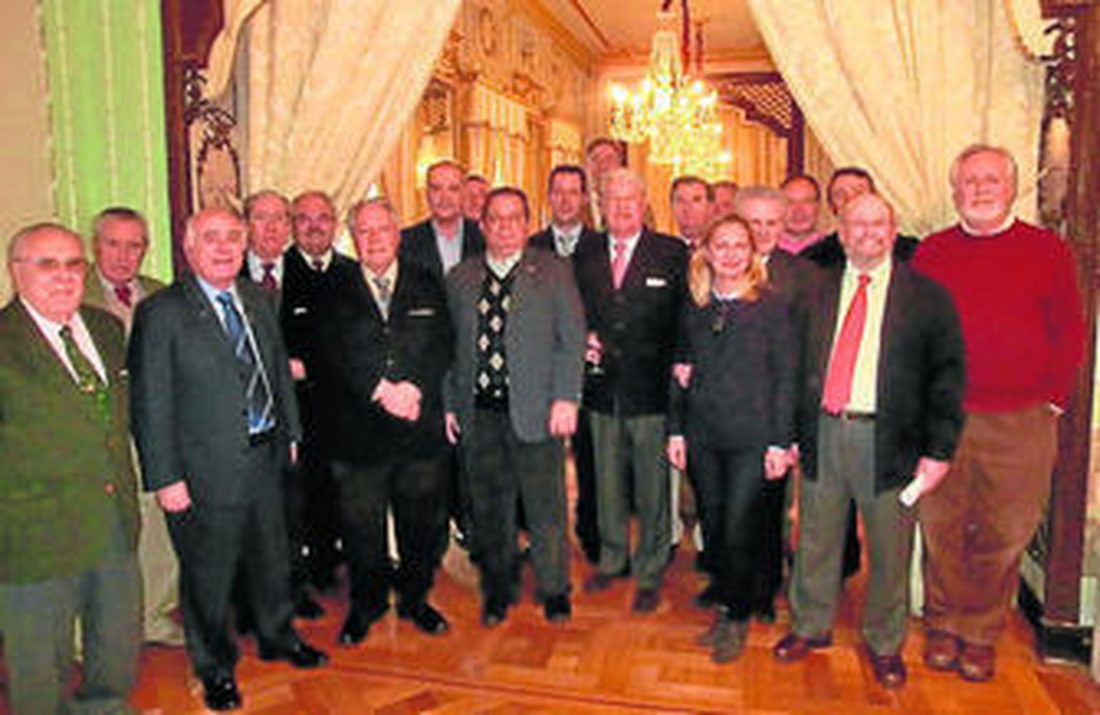 Los participantes de la tertulia de este mes posan en el Casino.