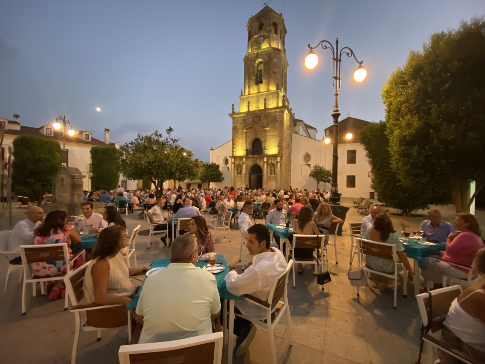 La cena al aire libre celebrada por el Casino de Los Barrios en la plaza de la Iglesia