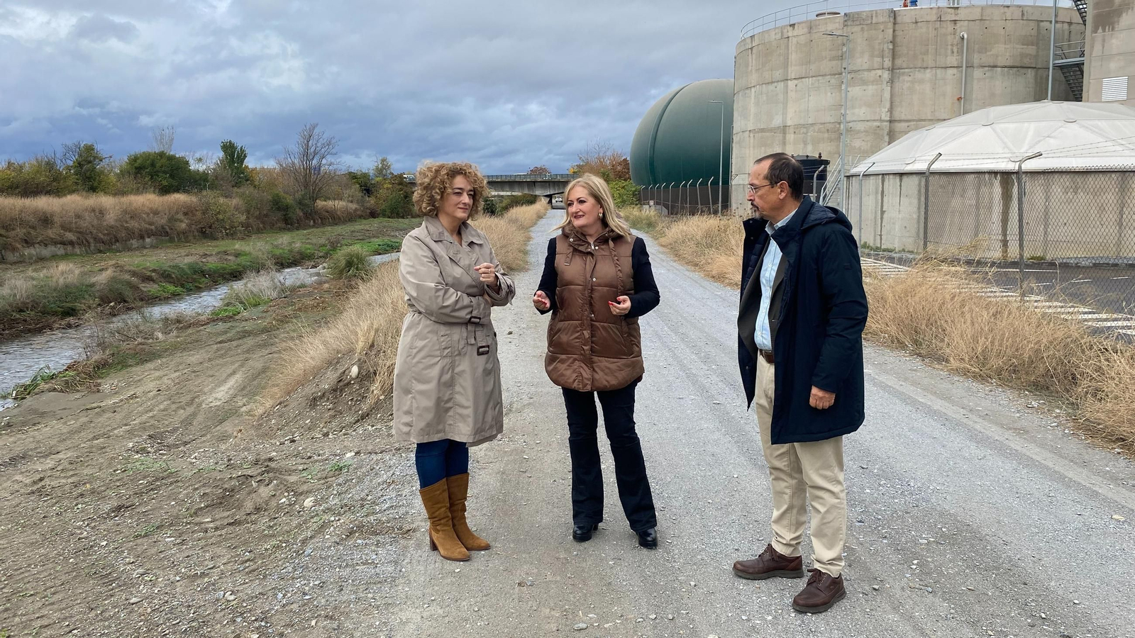 La parlamentaria Celia Santiago ha ofrecido una rueda de prensa en la Estación Depuradora de Aguas Residuales de los Vados