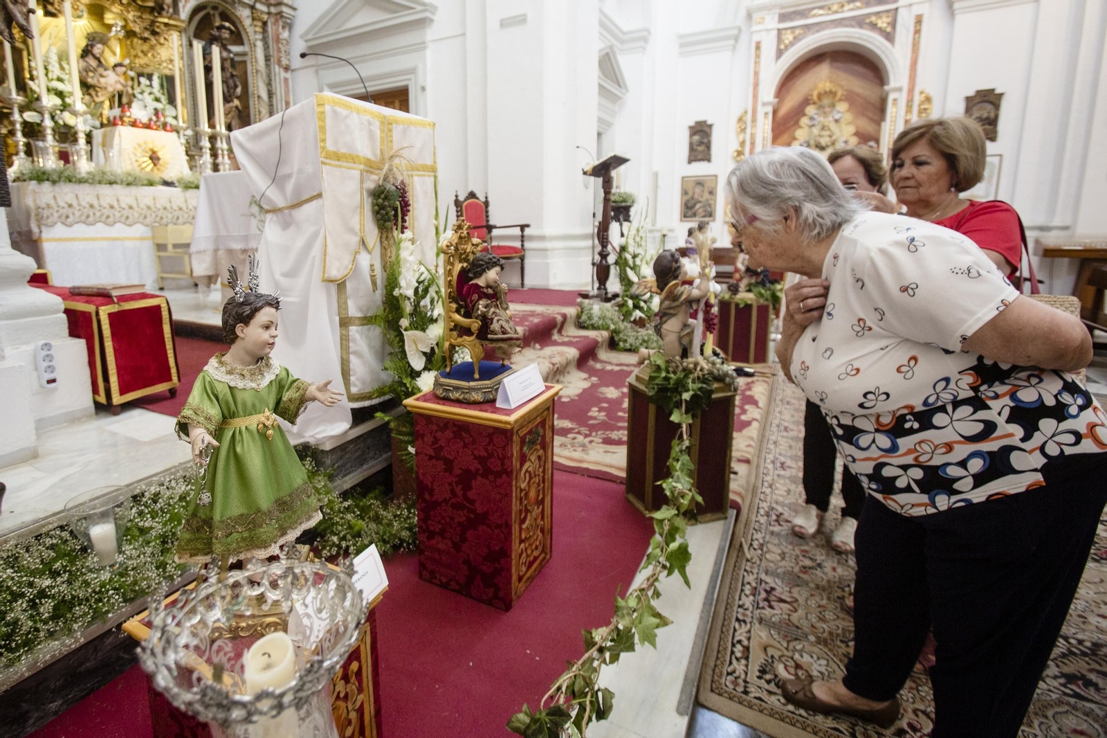 Exposición de imágenes del niño Jesús en la iglesia de San José