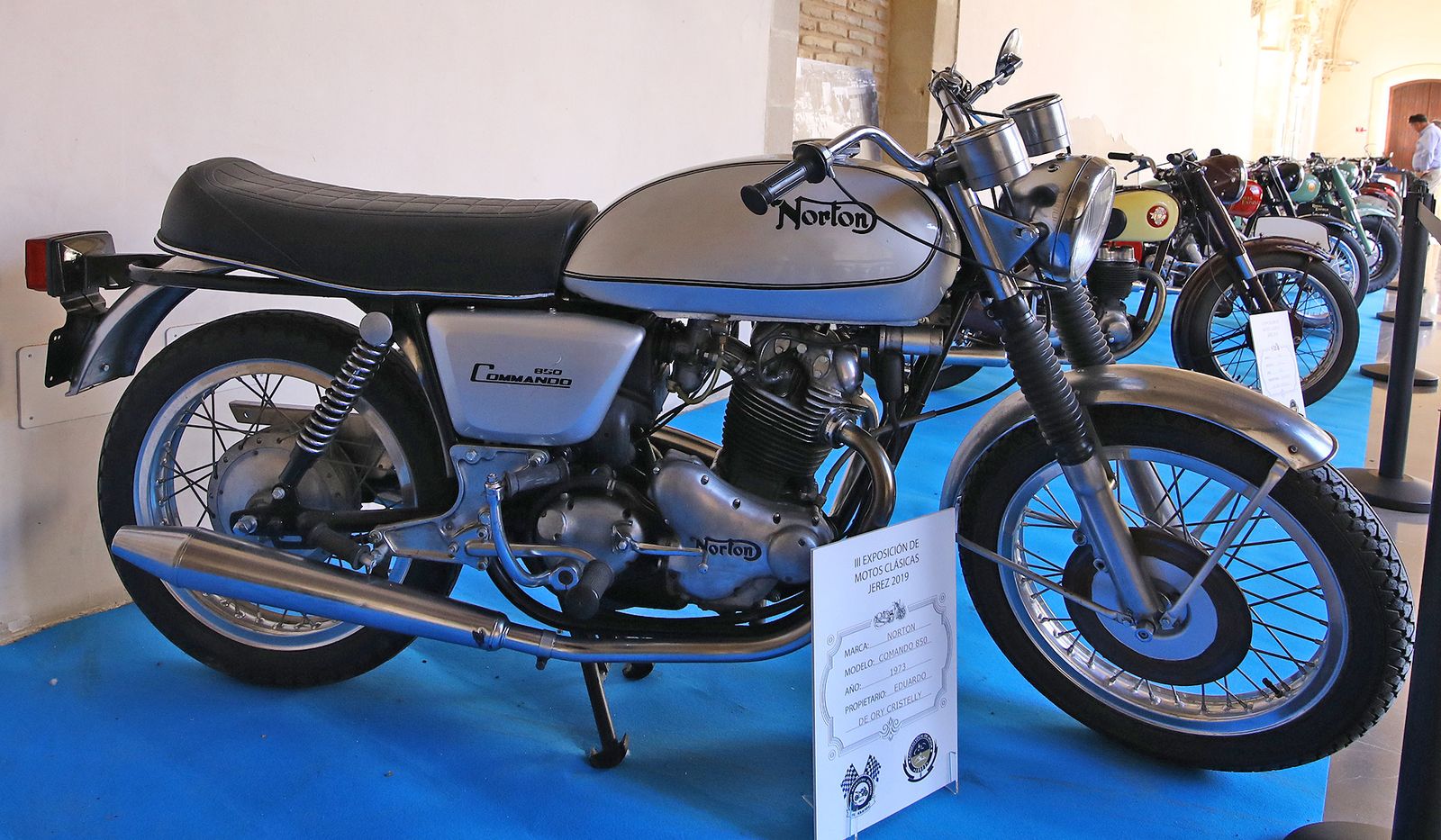 Imágenes de la ' Exposición de Motos Clásicas' en los Claustros