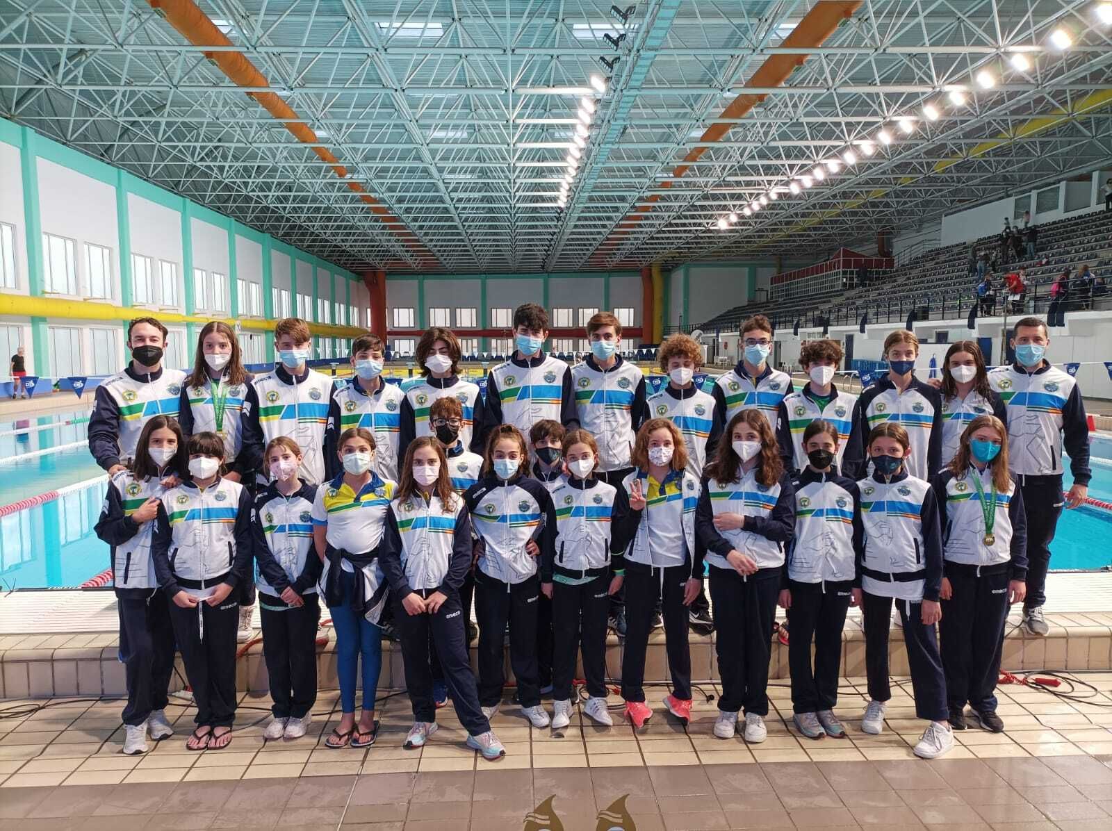 Los nadadores del CN Mairena posan en la piscina.