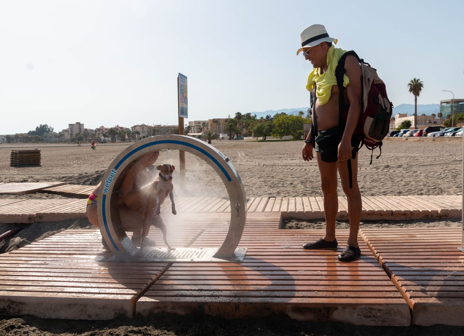 Motril pone en funcionamiento nuevas duchas y fuente en la playa para perros