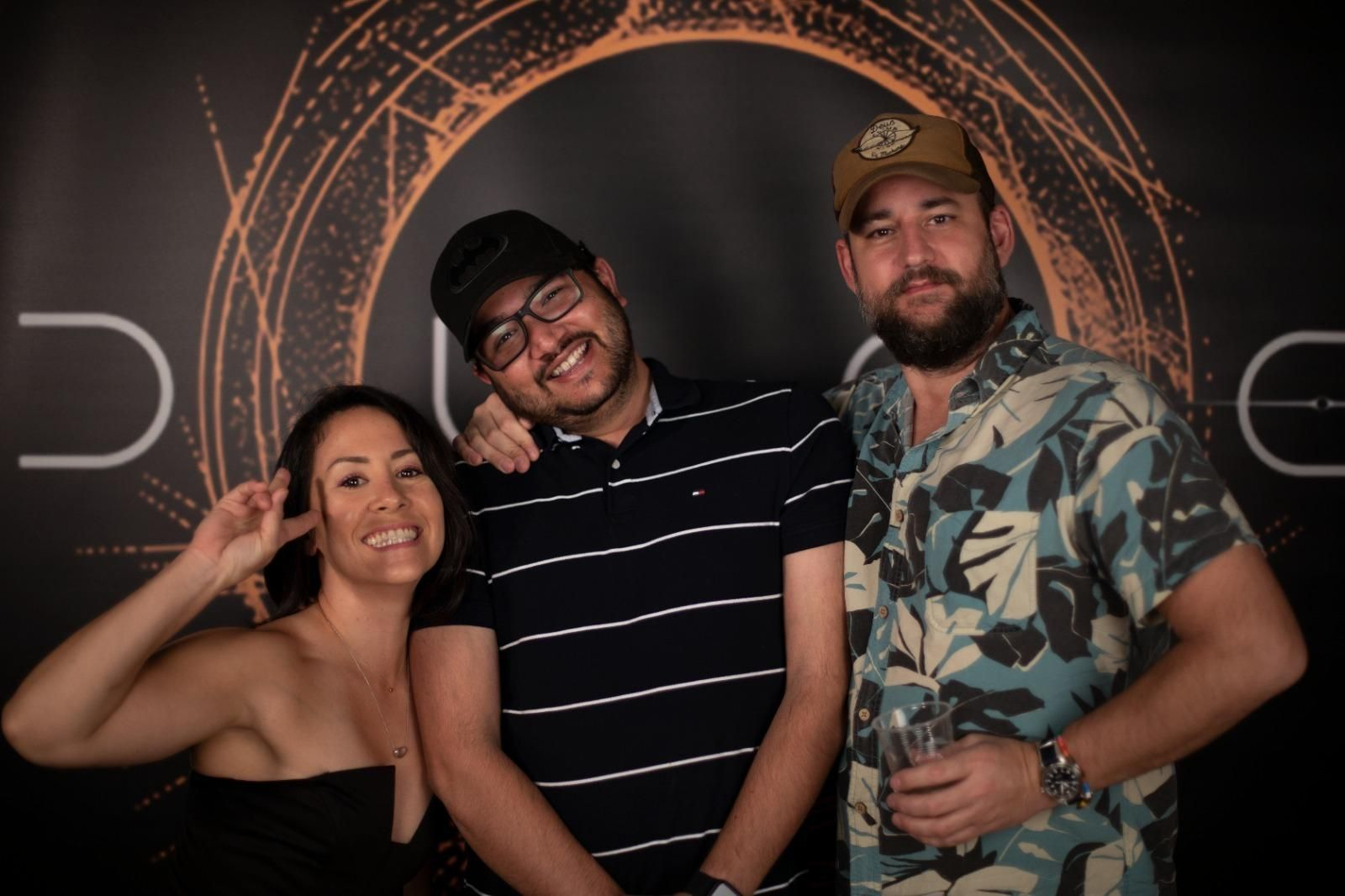 Manuel Mantero (a la derecha) con el logo de 'Dune'.