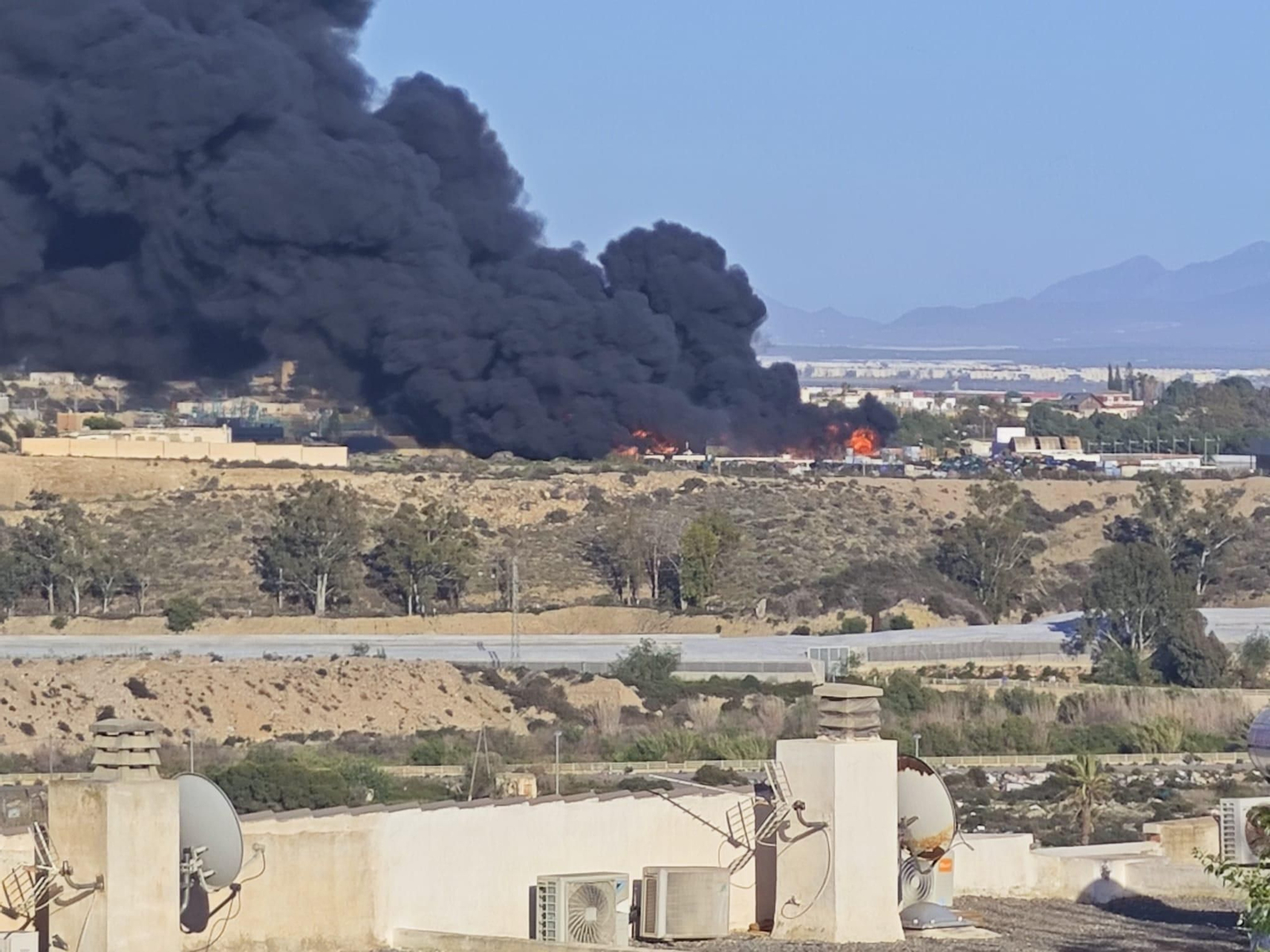 Las imágenes del incendio de la planta de reciclaje en Almería