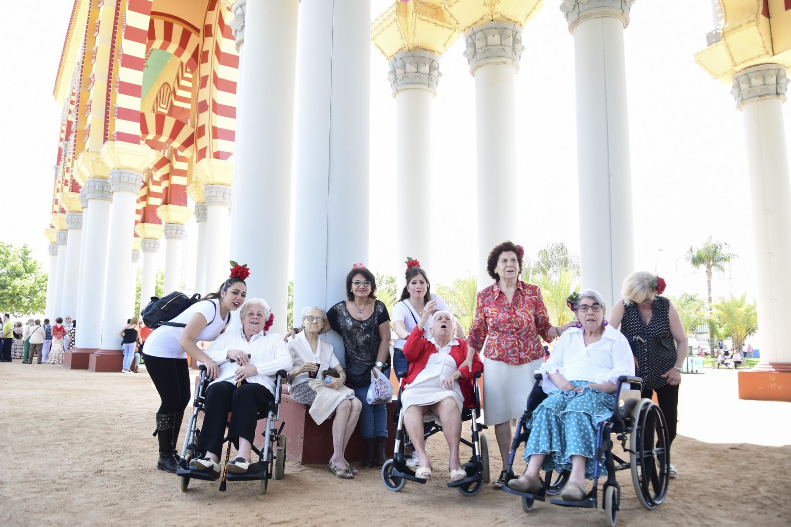 Auxiliares y residentes de Jesús Nazareno, ayer en la portada.