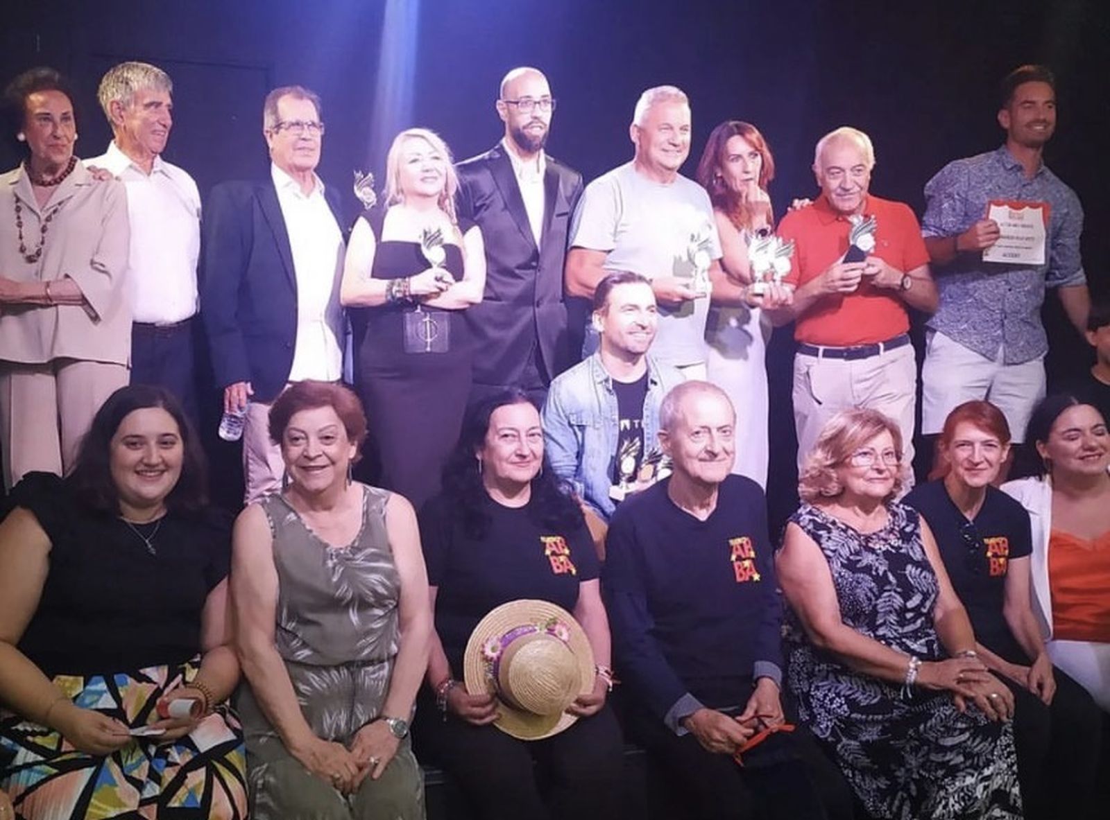 Organizadores y representantes de los grupos en la gala final.