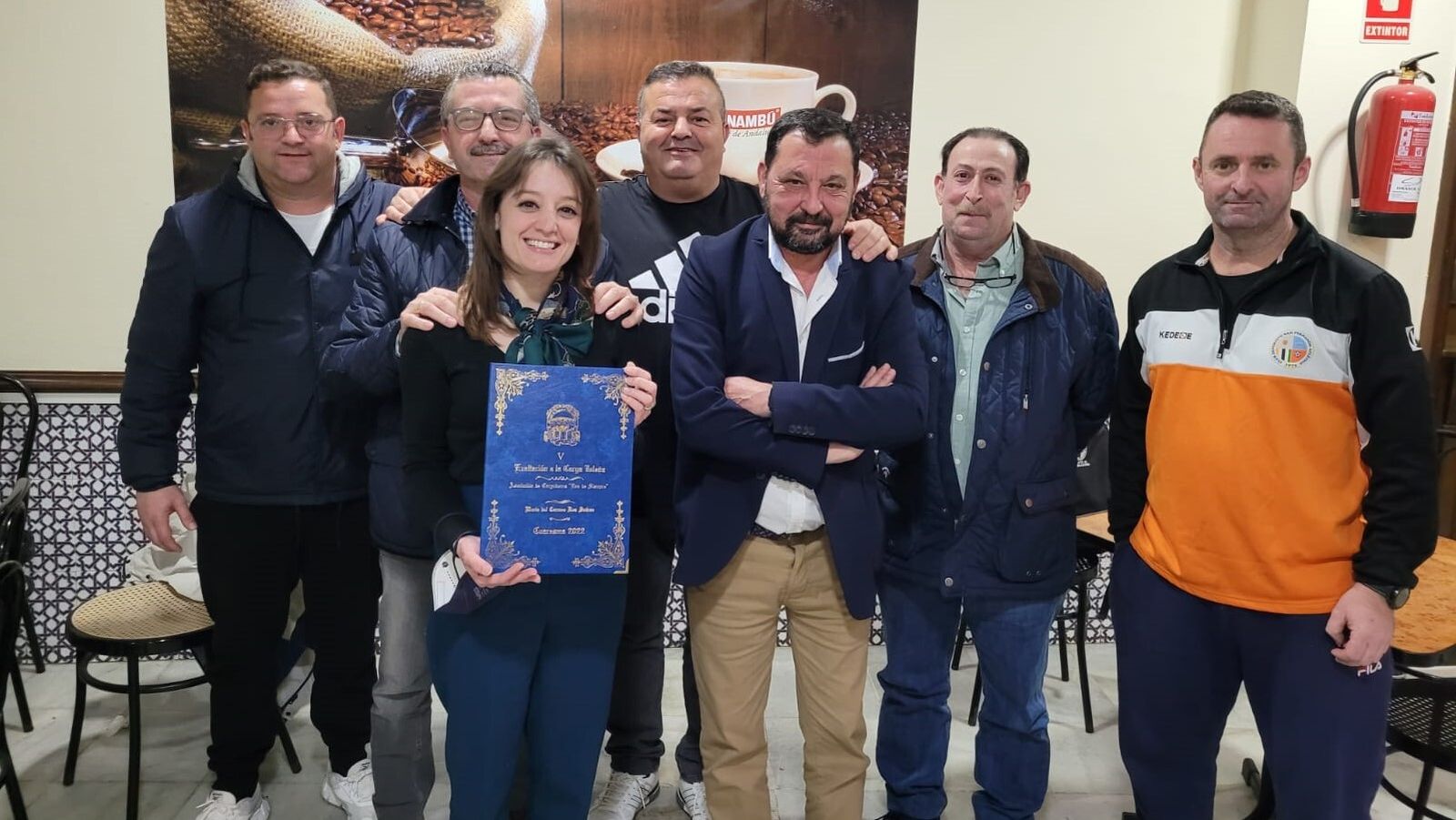 Carmen Roa, con los miembros de la asociación 'Los de siempre', tras recibir las pastas portafolios de su exaltación.