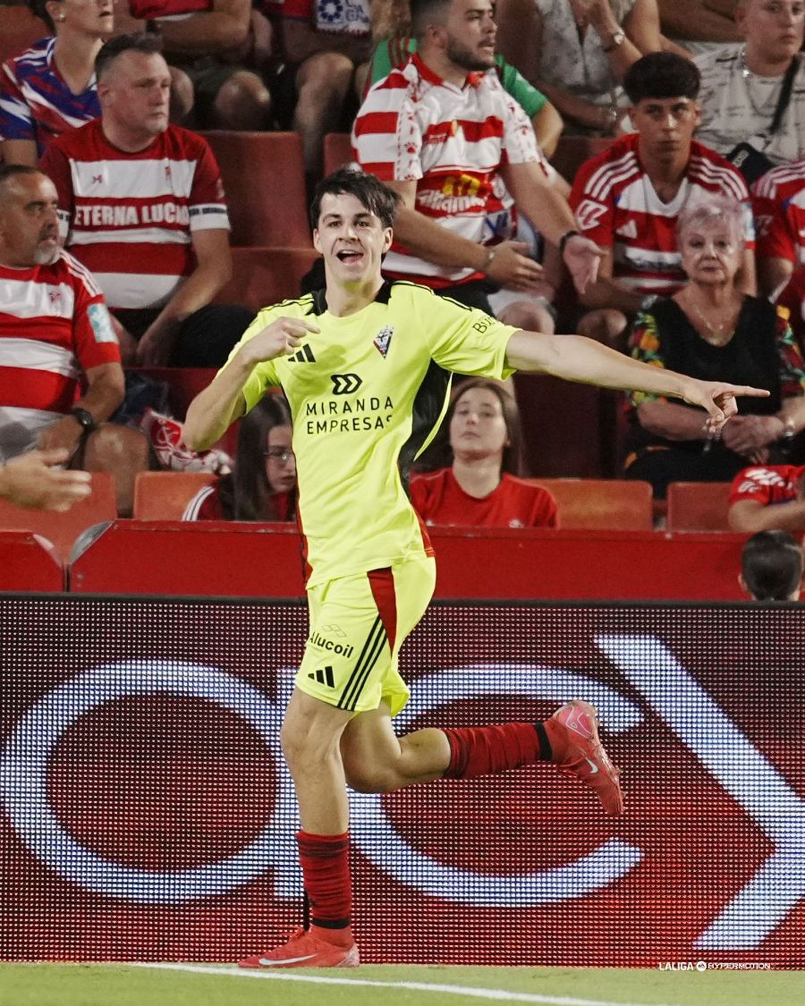 Gonzalo Petit celebrando un gol en Los Cármenes esta temporada.