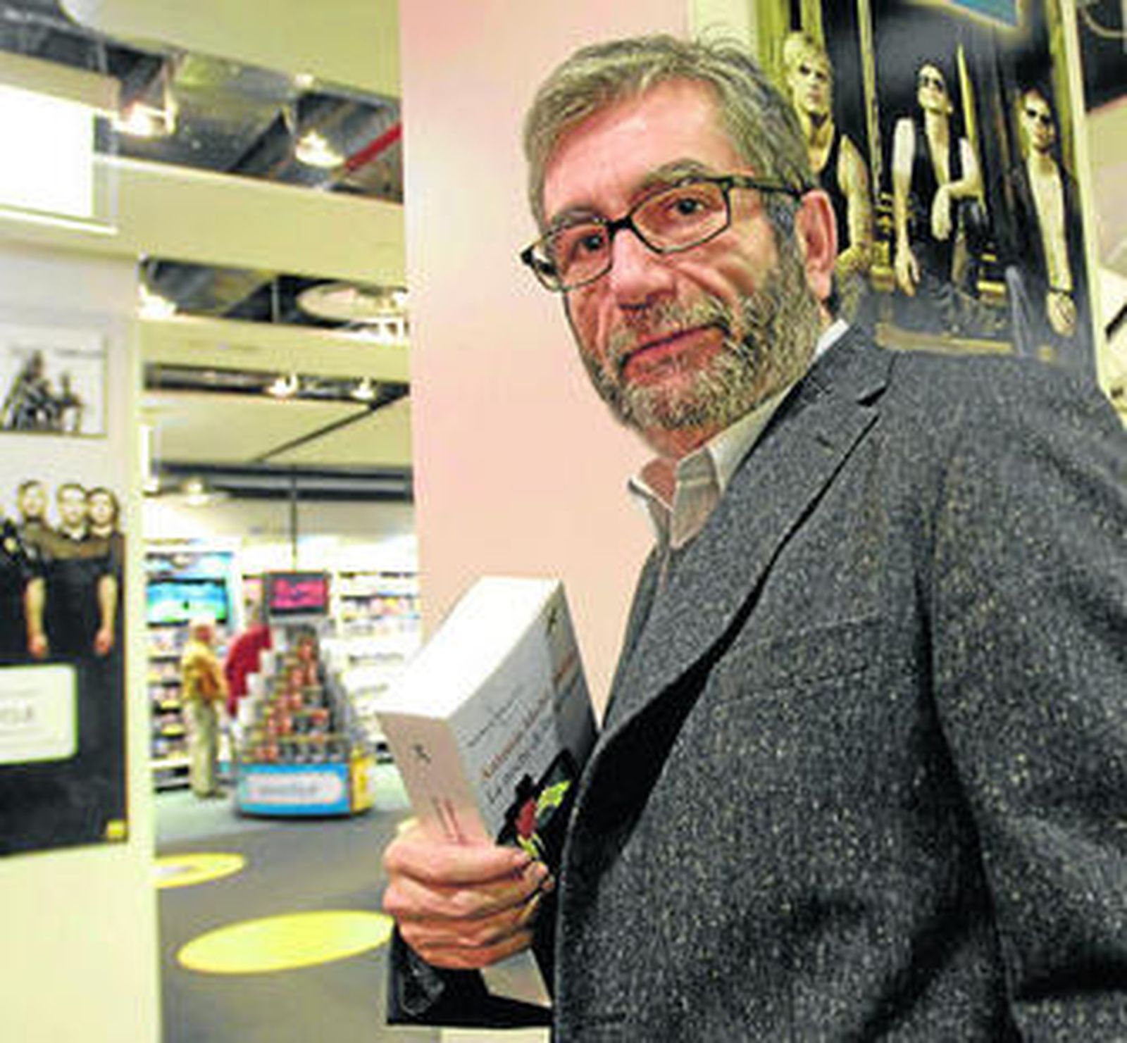 Antonio Muñoz Molina (Úbeda, 1956), ayer en la Fnac, con un ejemplar de 'La noche de los tiempos'.